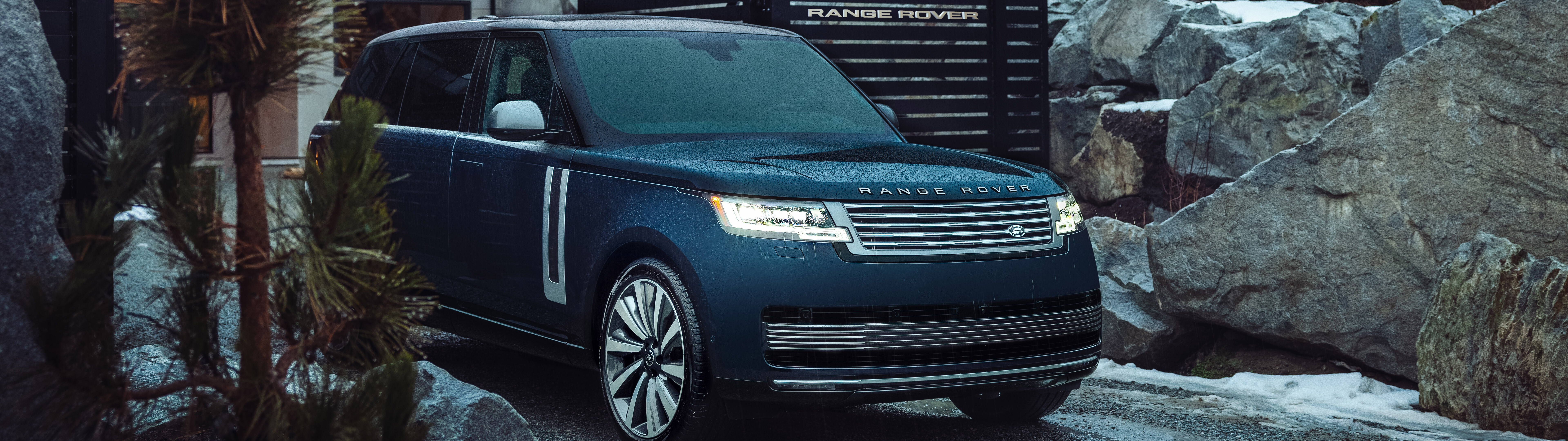 Um elegante e luxuoso automóvel Range Rover SV, com um acabamento metálico de alta qualidade e um design moderno.