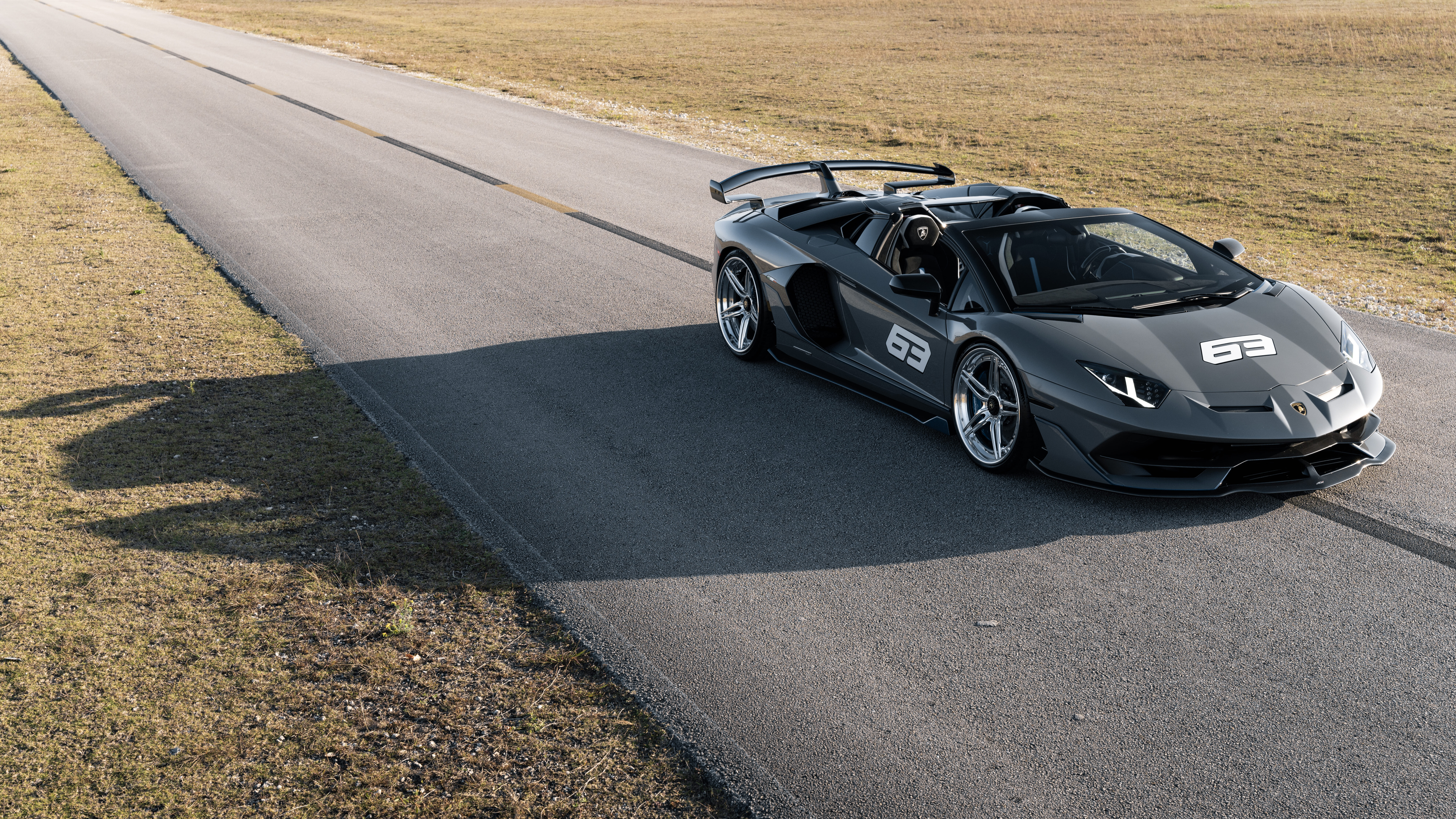 Uma imagem em alta resolução de um Lamborghini Huracan, um supercarro que destaca o seu design aerodinâmico e a sua carroçaria elegante.