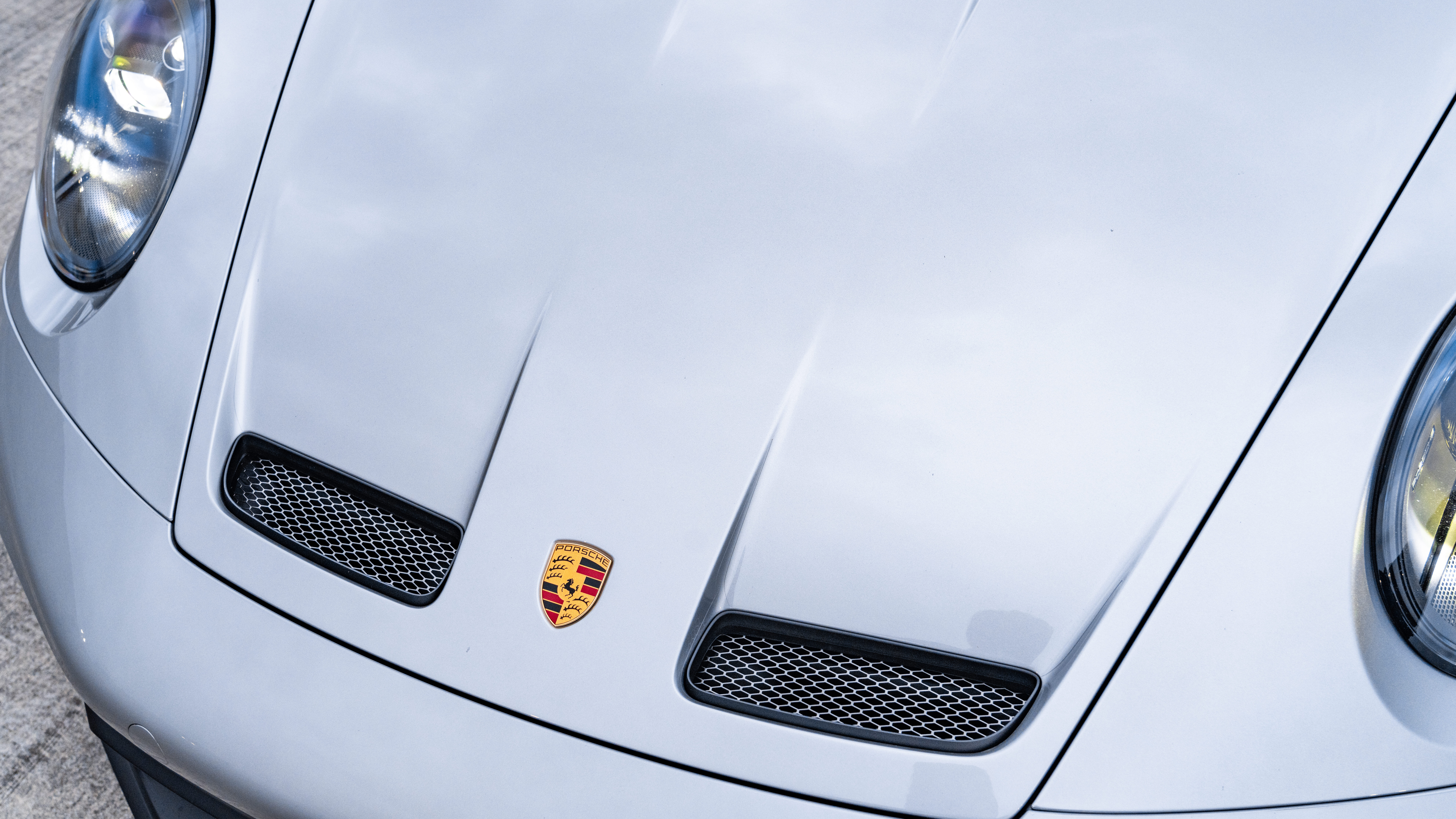 Um Porsche GT3 RS, um carro desportivo de alto desempenho, que exibe o seu elegante e aerodinâmico design.