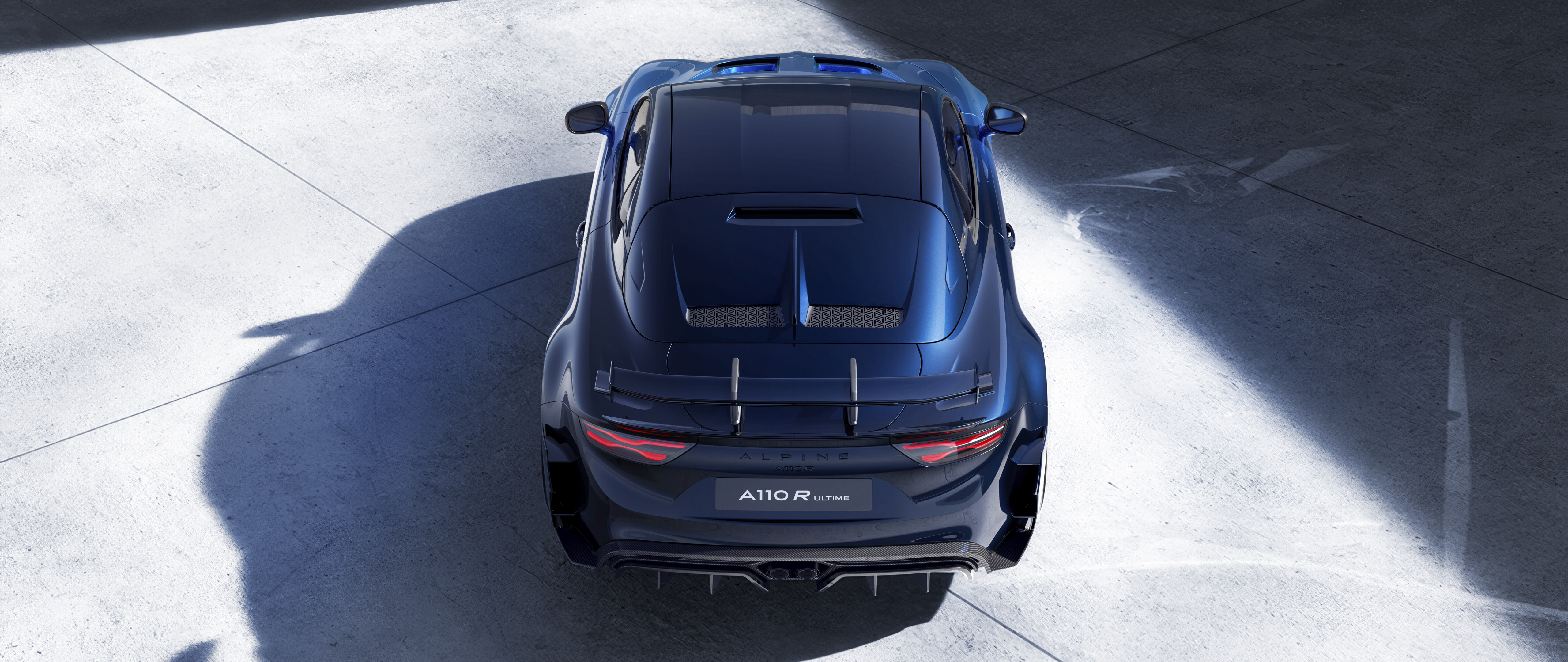Uma visão detalhada do carro esportivo Alpine A110 R Ultime, destacando a sua elegante carroçaria aerodinâmica e o seu design desportivo.