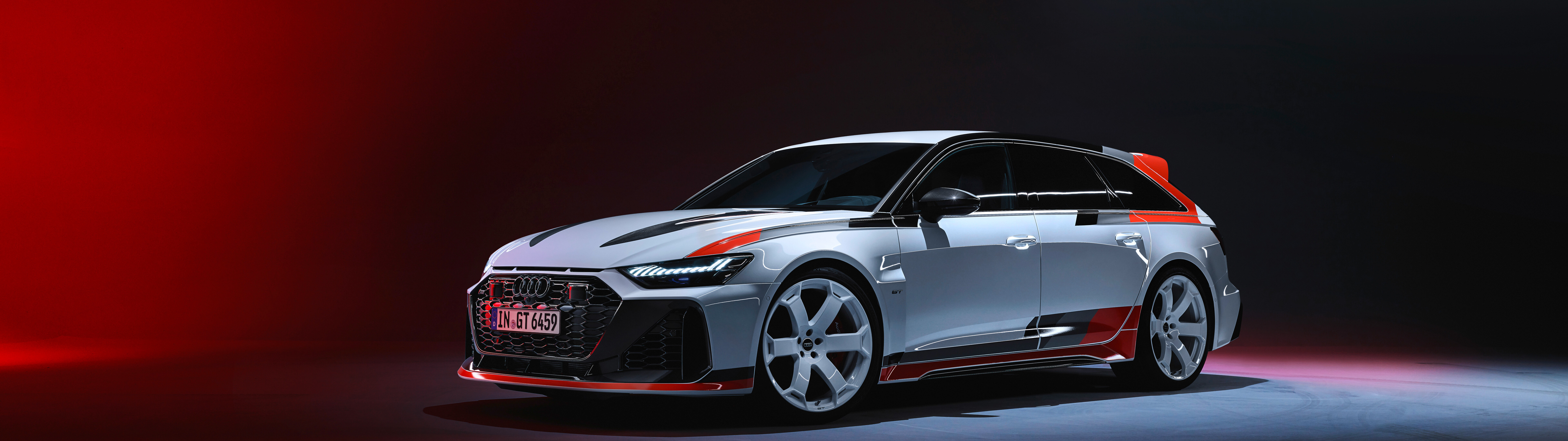 Um Audi RS6 Avant GT de alto desempenho, um carro de luxo com um design exterior arrojado e um elegante acabamento metálico.