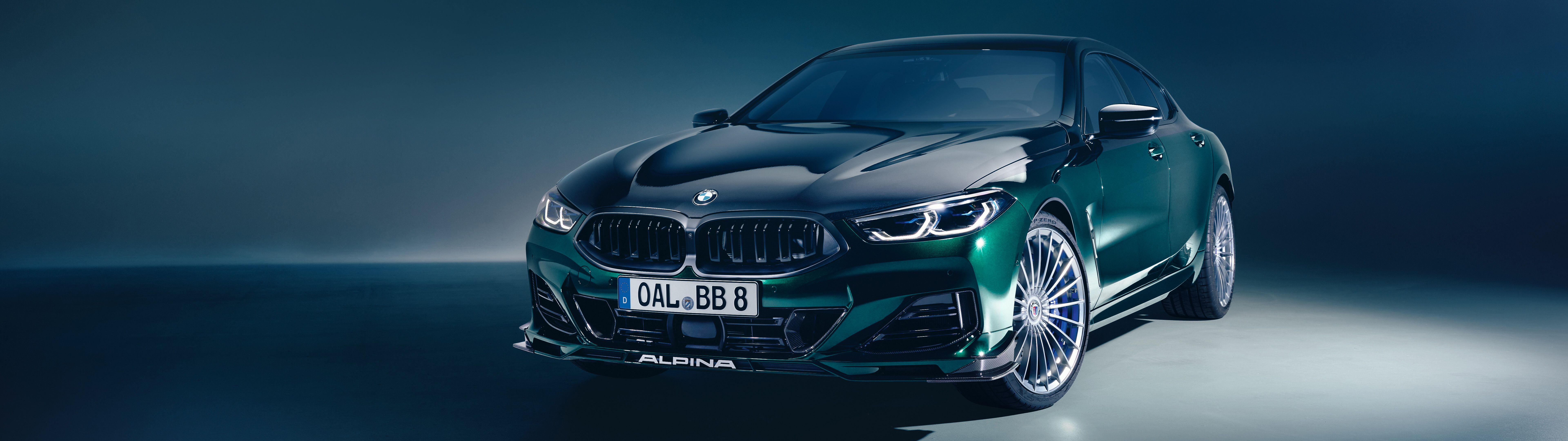 Um elegante e potente BMW Alpina B8, um carro desportivo de luxo, exibido num cenário profissional do mundo automóvel.