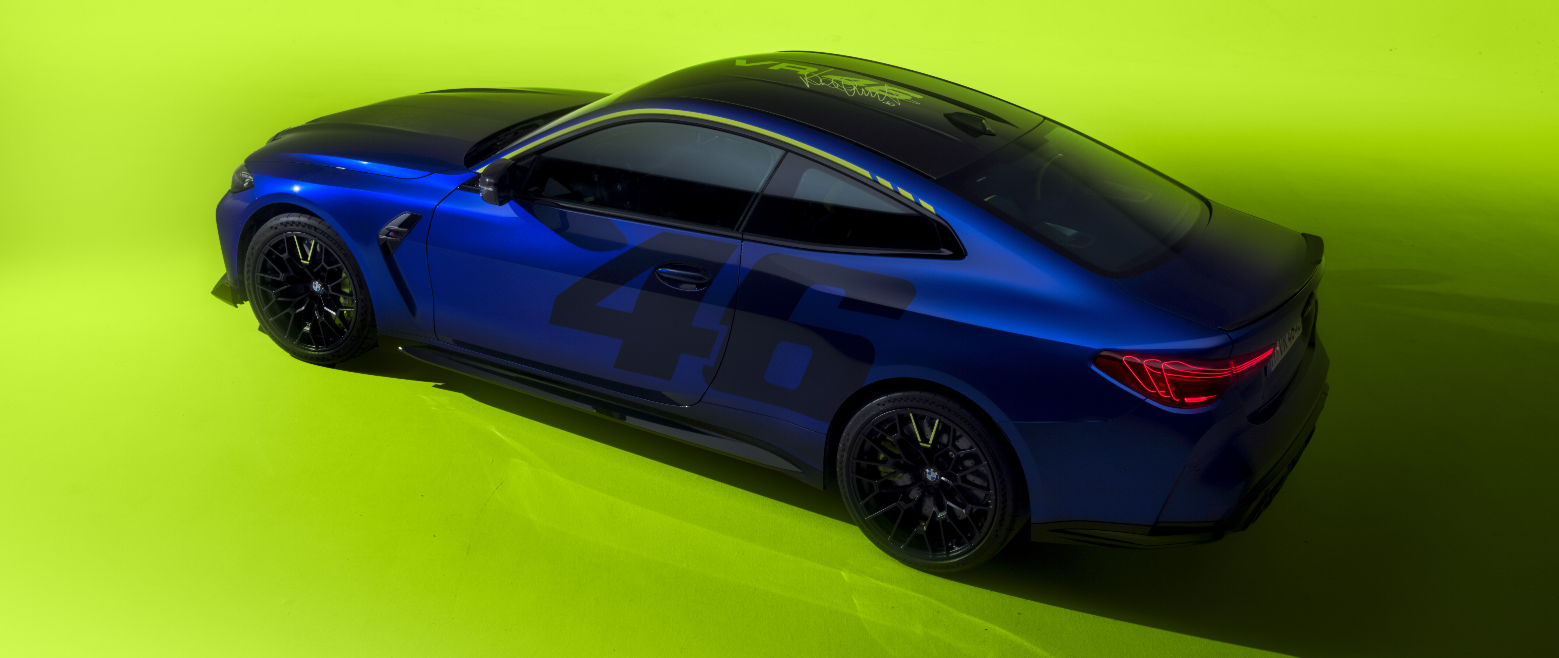 Um elegante BMW M4 CS Edition com a decoração e os autocolantes de corrida VR46 Valentino Rossi, em amarelo e preto.