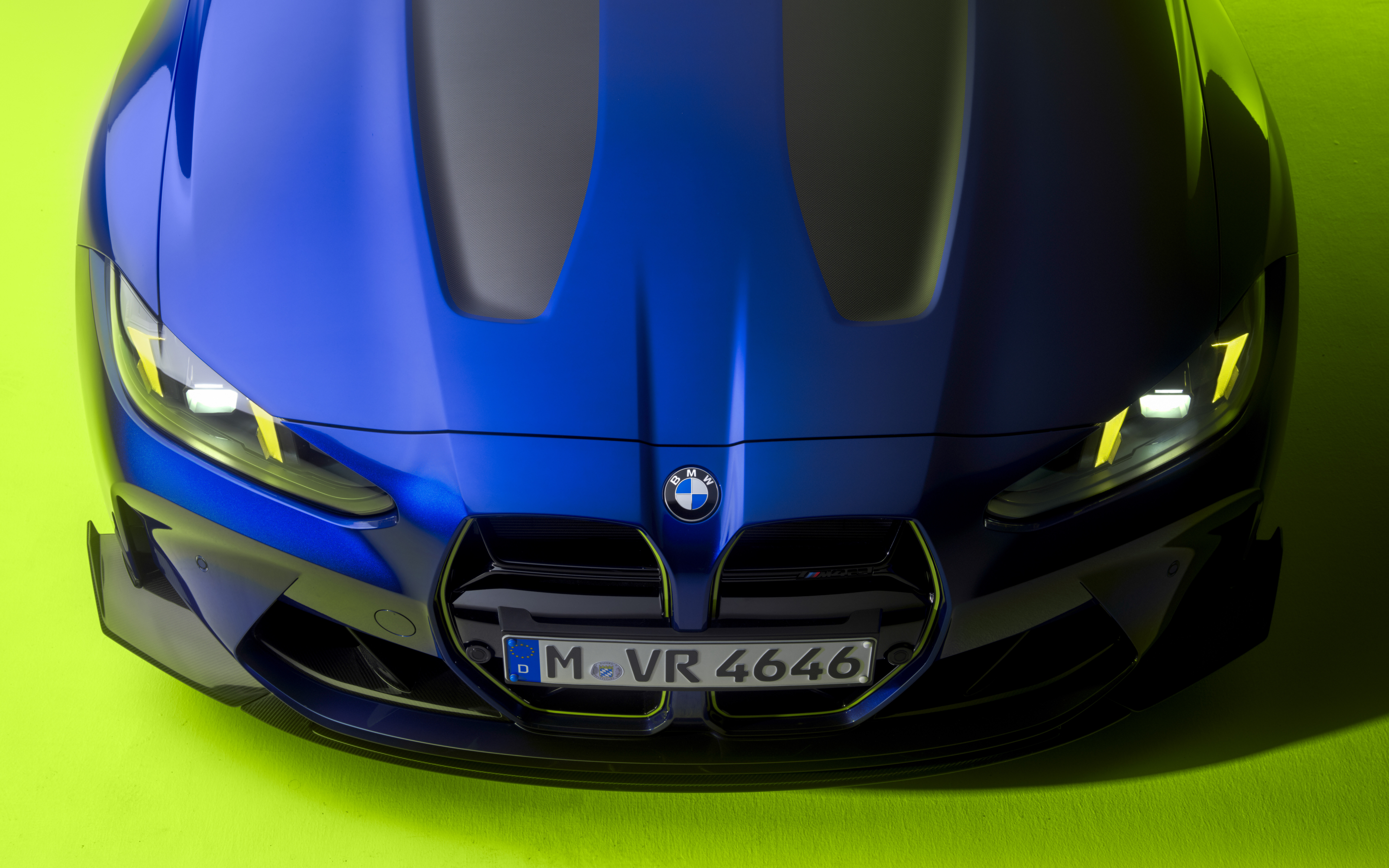 BMW M4 CS Edition com a icónica decoração amarela e azul VR46, em homenagem à lenda do MotoGP, Valentino Rossi.
