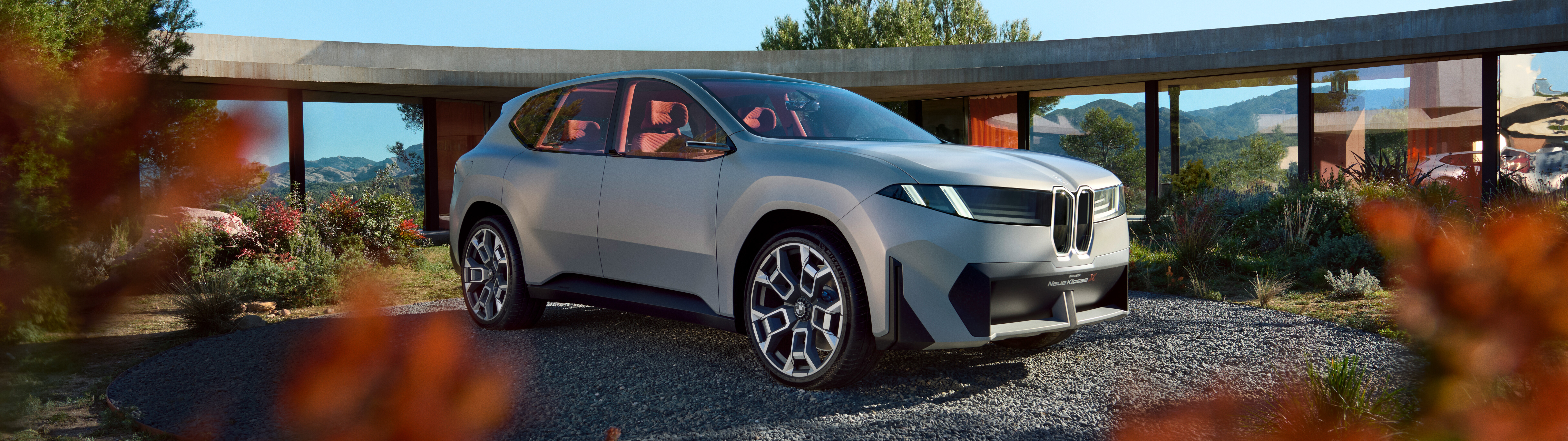 Um protótipo futurista do BMW Vision Neue Klasse X, um carro elétrico com um design moderno e aerodinâmico.