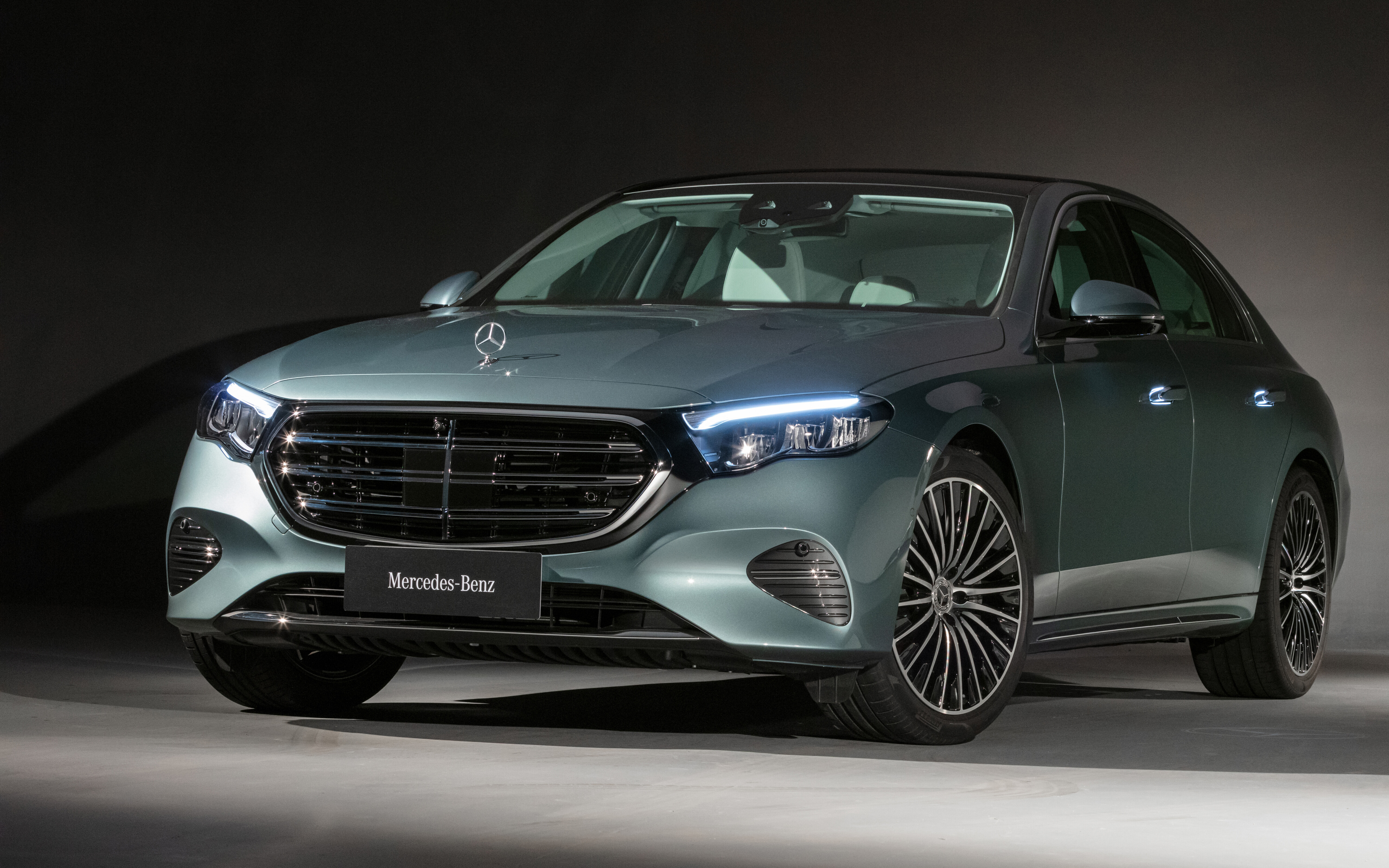 Uma imagem em alta resolução de um luxuoso sedã Mercedes-Benz Classe E.