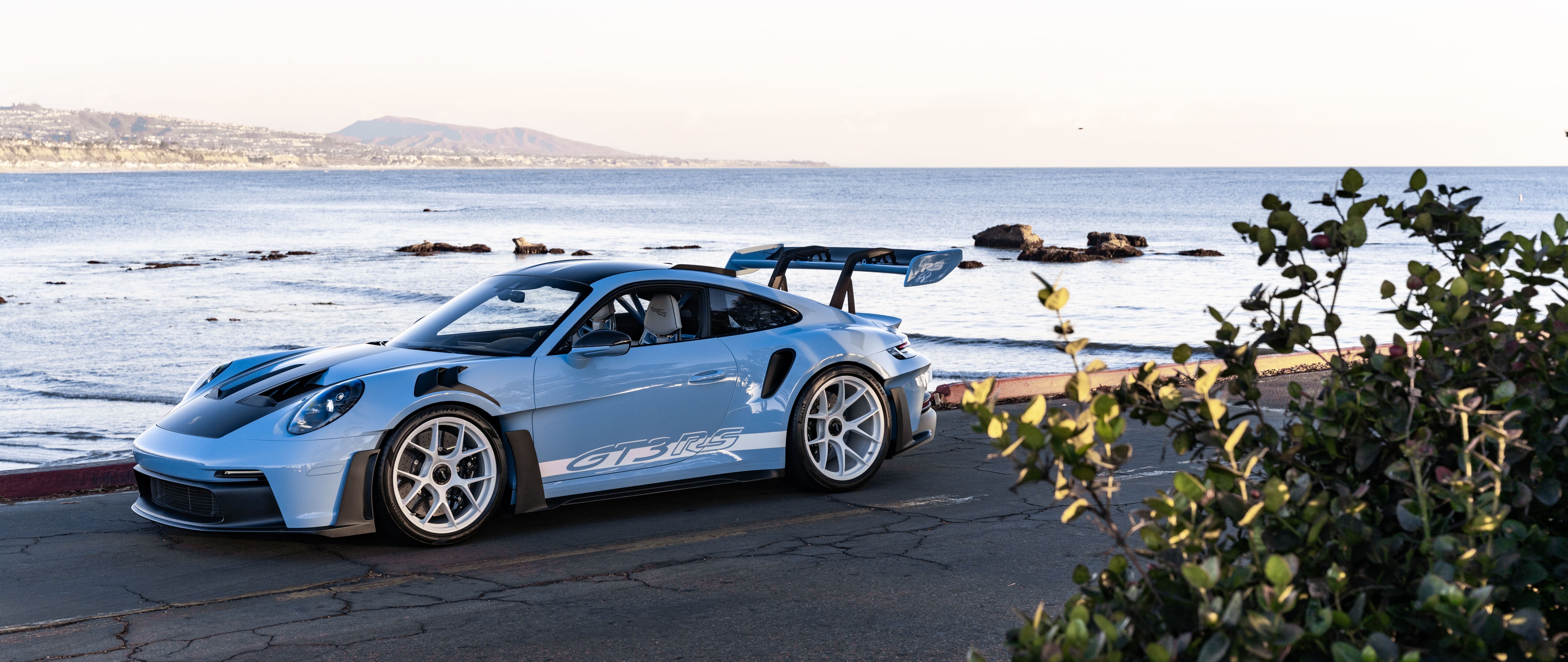 Um carro desportivo Porsche de alto desempenho, com um design elegante e aerodinâmico.