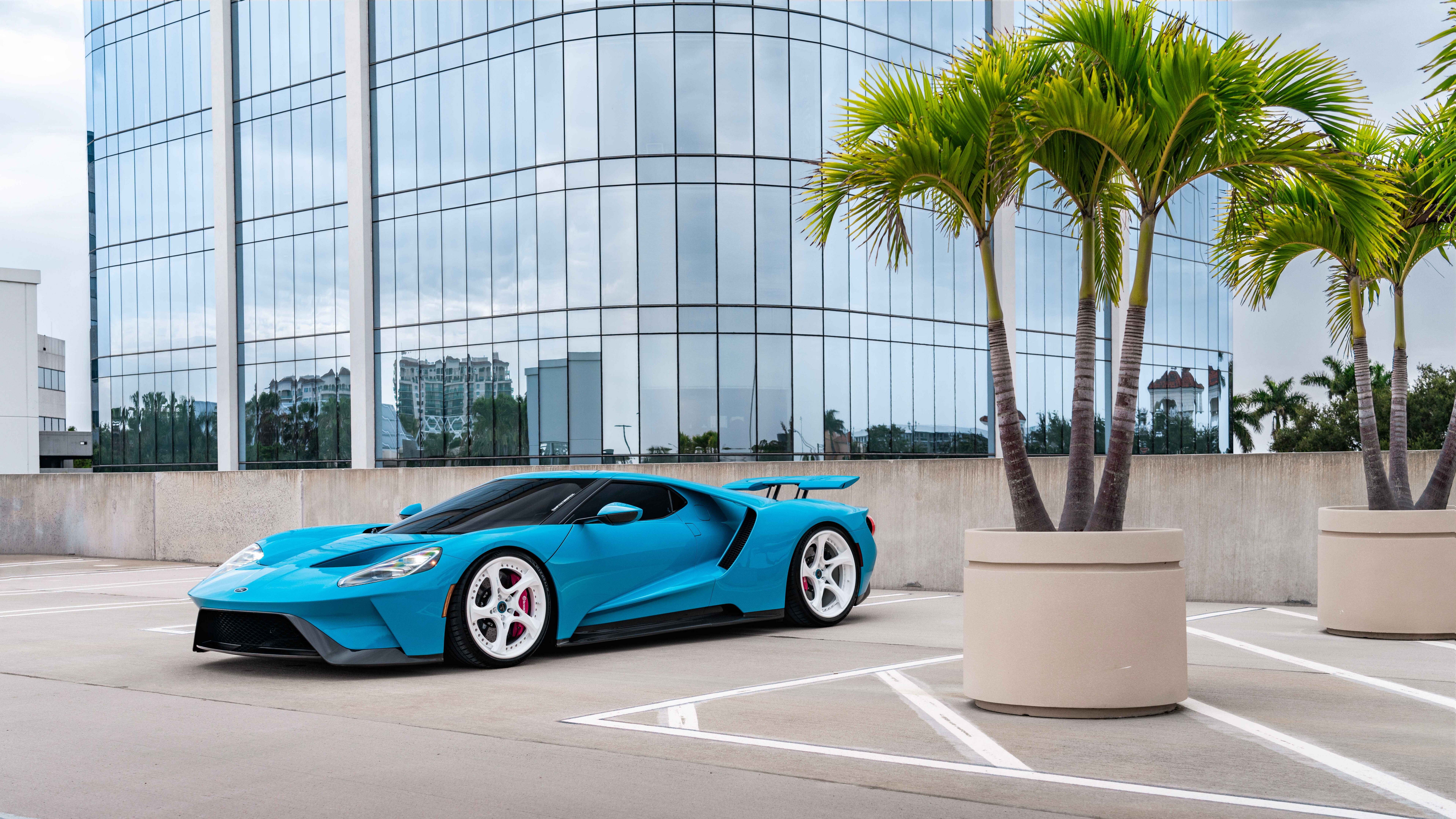 Um supercarro Ford GT elegante e potente, com o seu característico design aerodinâmico e um desempenho de alto nível.