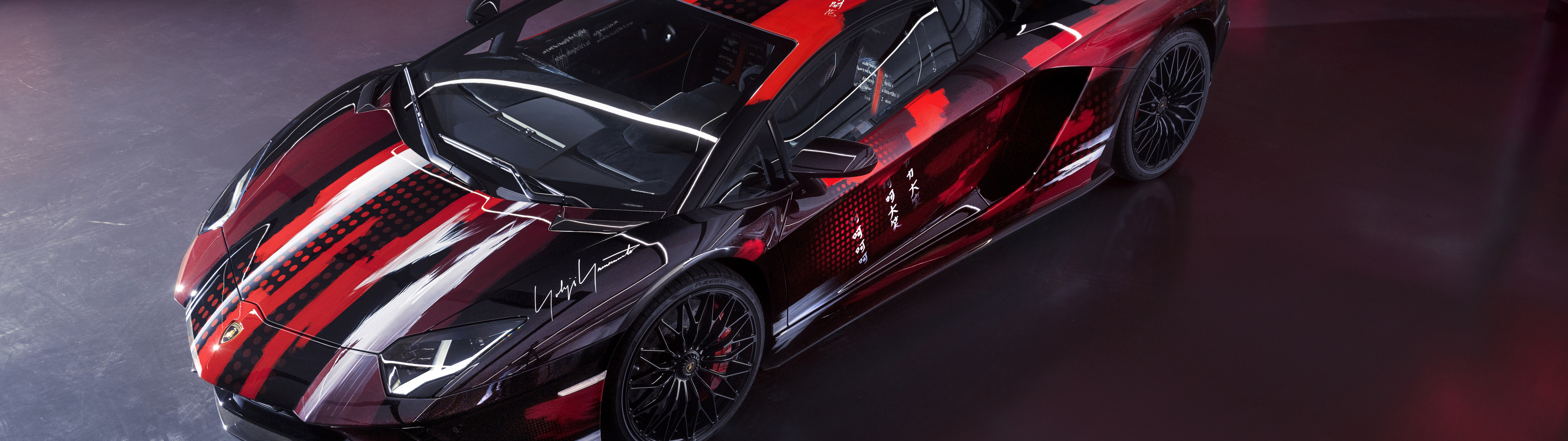 Um elegante e potente supercarro Lamborghini Aventador S, que exibe o seu design aerodinâmico.