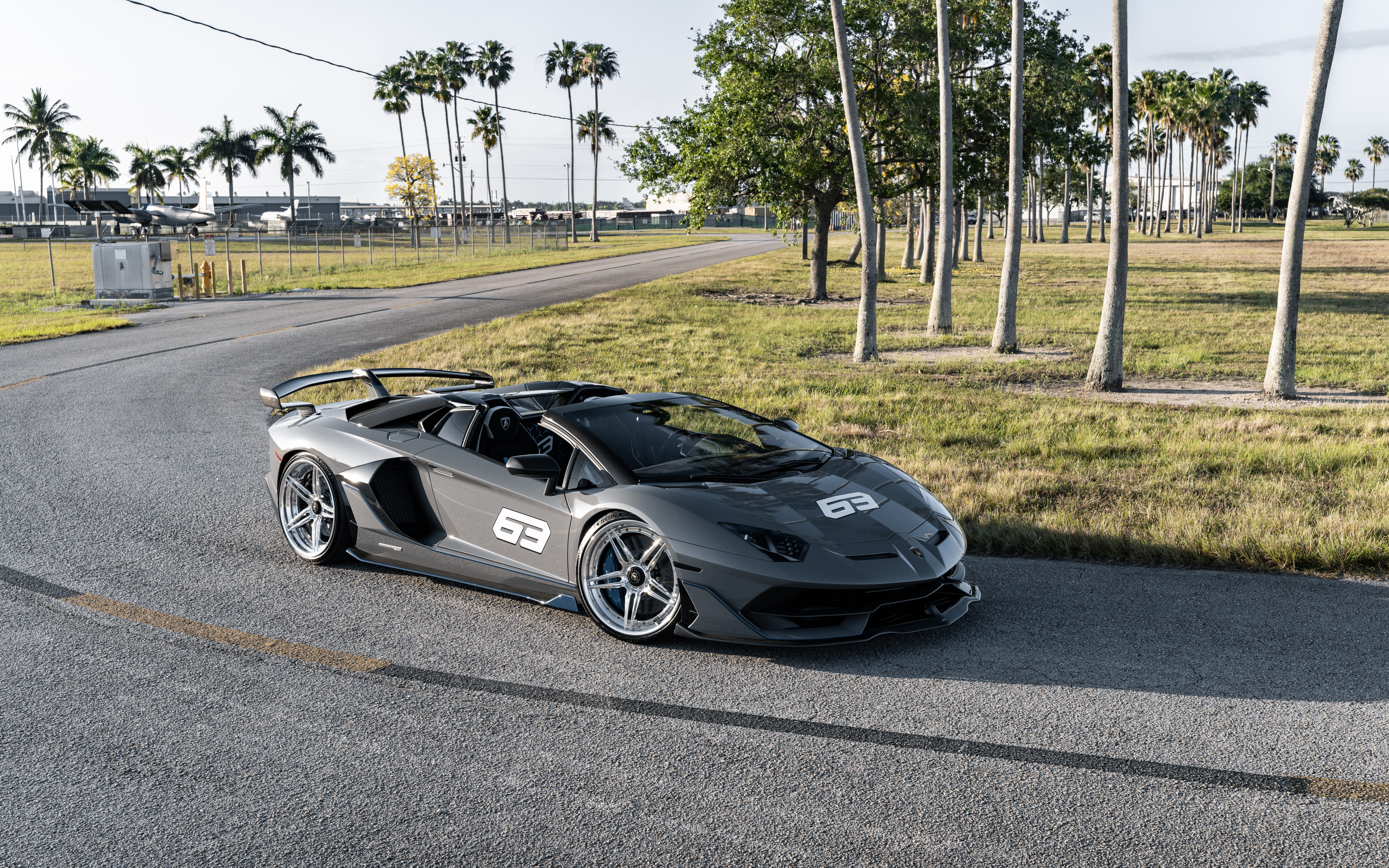 Um elegante e potente supercarro Lamborghini Huracan, que exibe o seu design aerodinâmico e a sua agressiva frente.