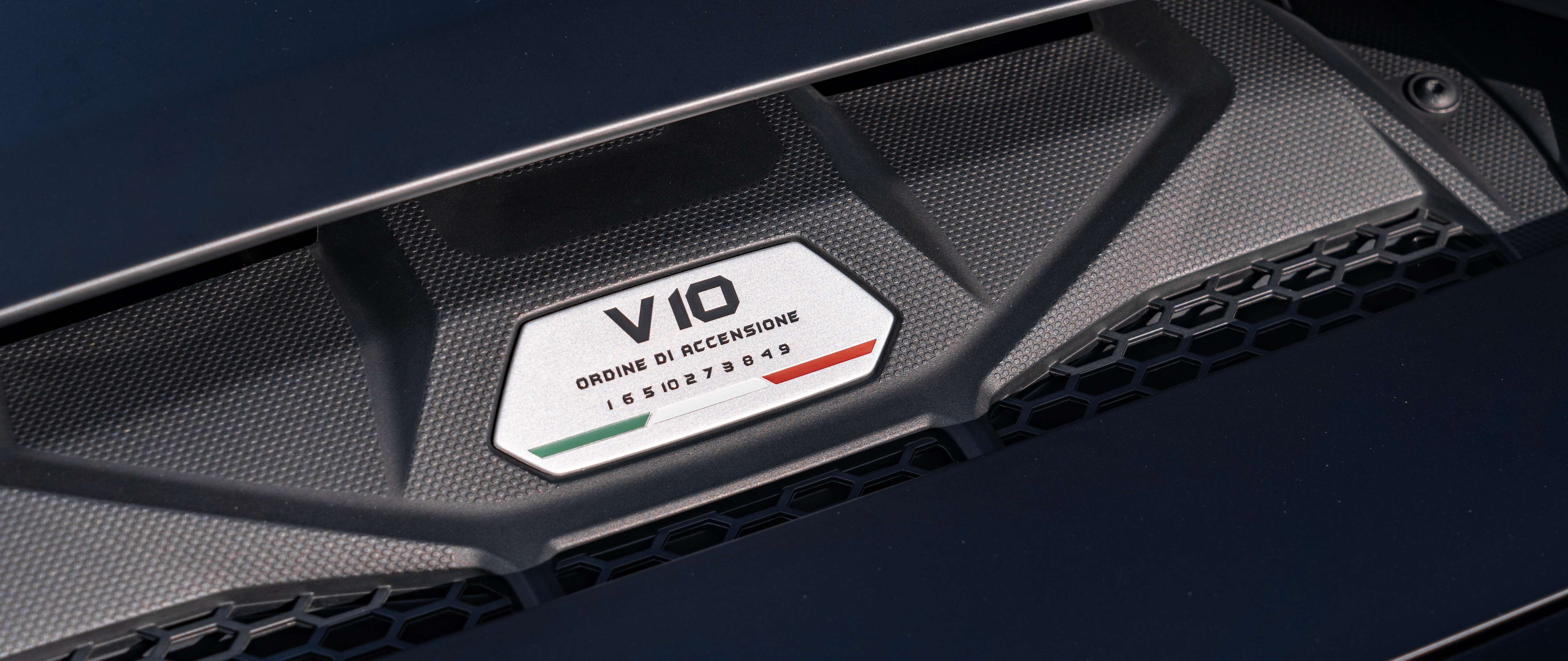 Um elegante supercarro Lamborghini Huracán, fotografado em alta resolução, que realça o seu design aerodinâmico e o seu estilo arrojado.