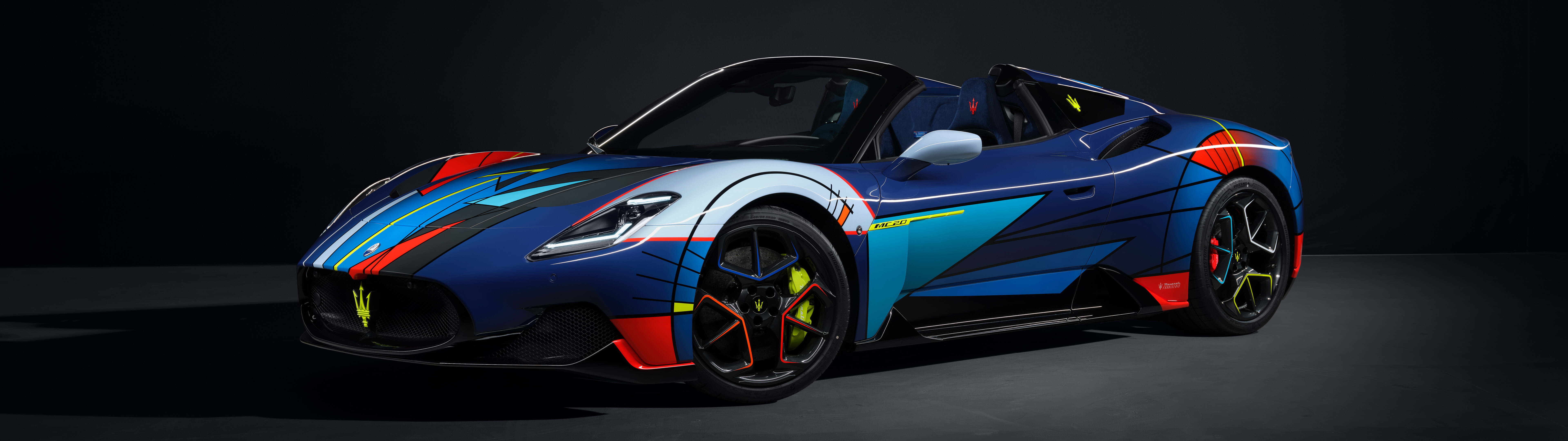 Um supercarro Maserati MC20 de alto desempenho, com um design elegante e aerodinâmico e um estilo italiano requintado.