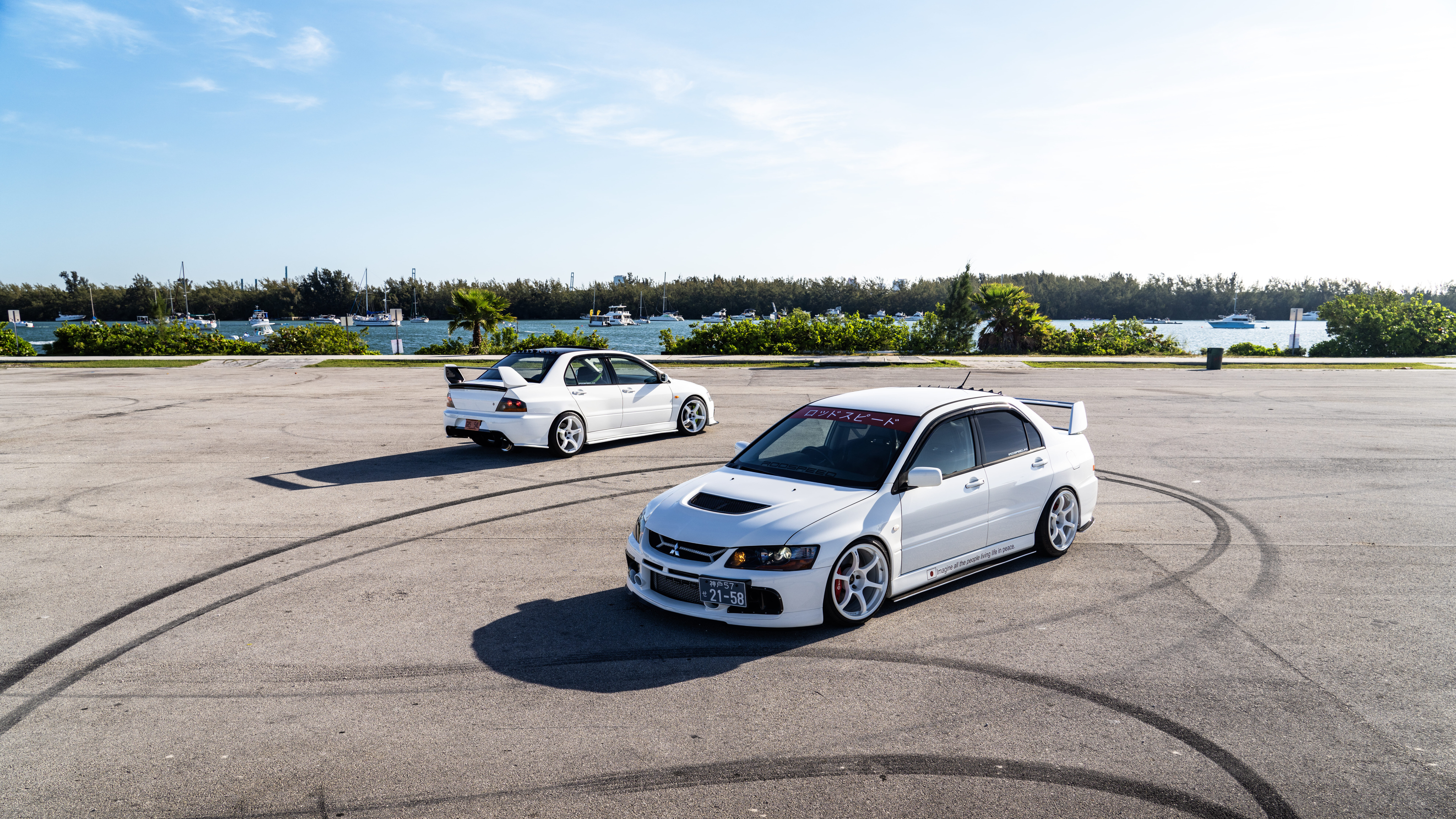 Uma imagem detalhada de um Mitsubishi Lancer Evolution IX, um carro desportivo do tipo berlina, que realça o seu design aerodinâmico.