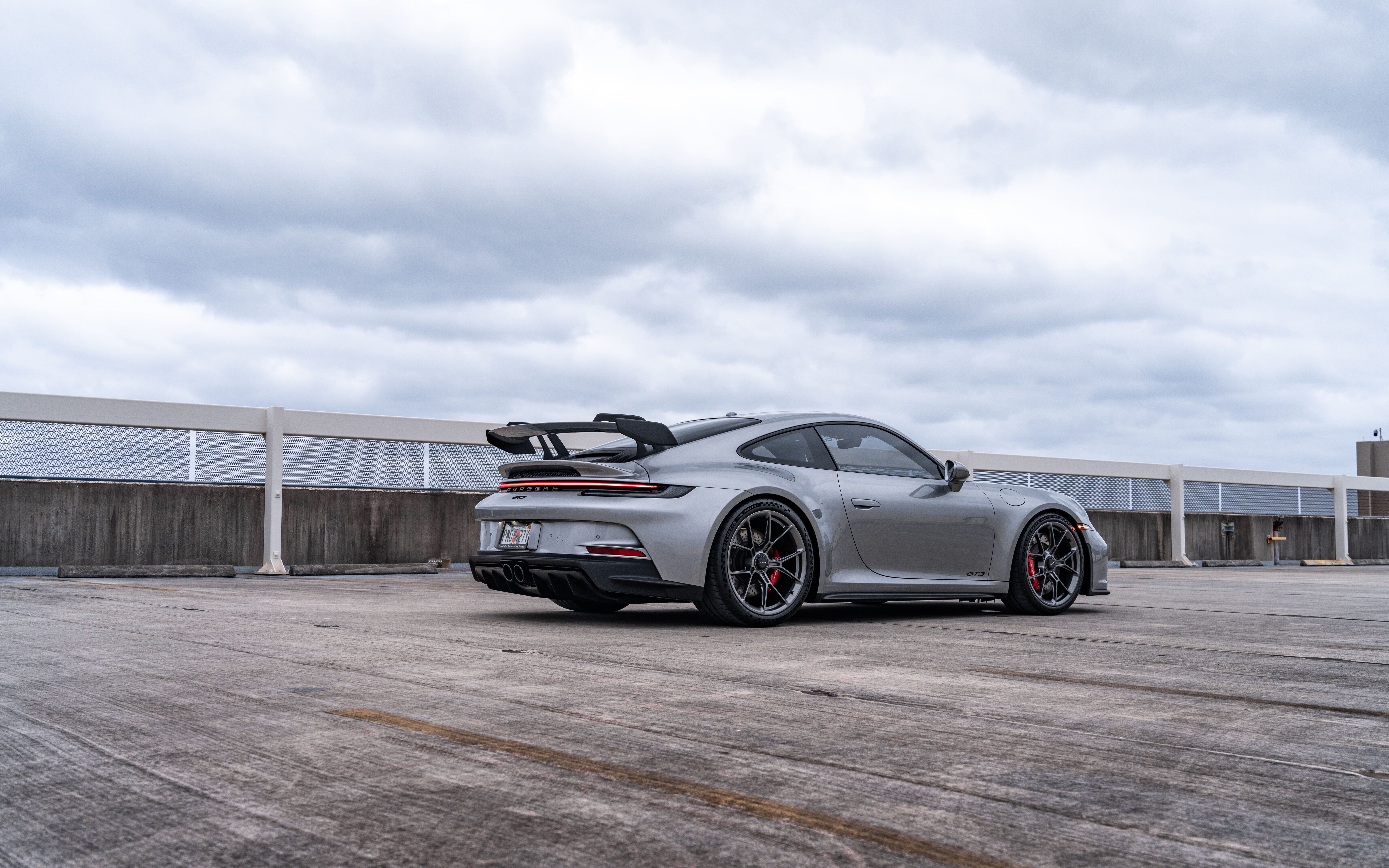 Um carro esportivo Porsche GT3 RS de alto desempenho, com um design aerodinâmico e uma aparência imponente.