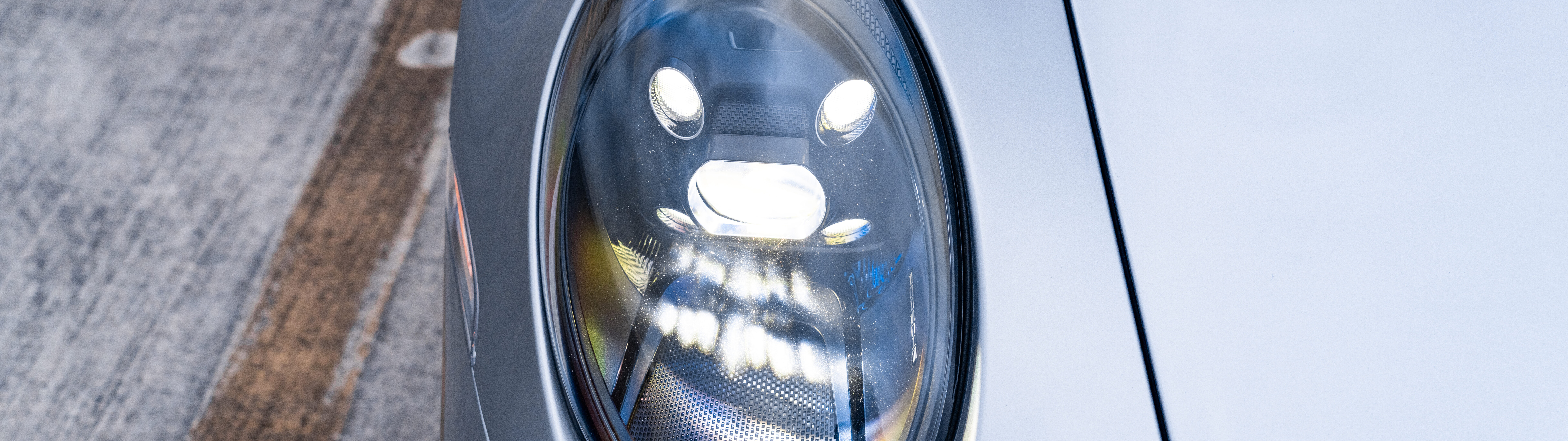 Um carro esportivo Porsche GT3 RS de alto desempenho, com uma carroceria aerodinâmica e um design icônico inspirado nas corridas.