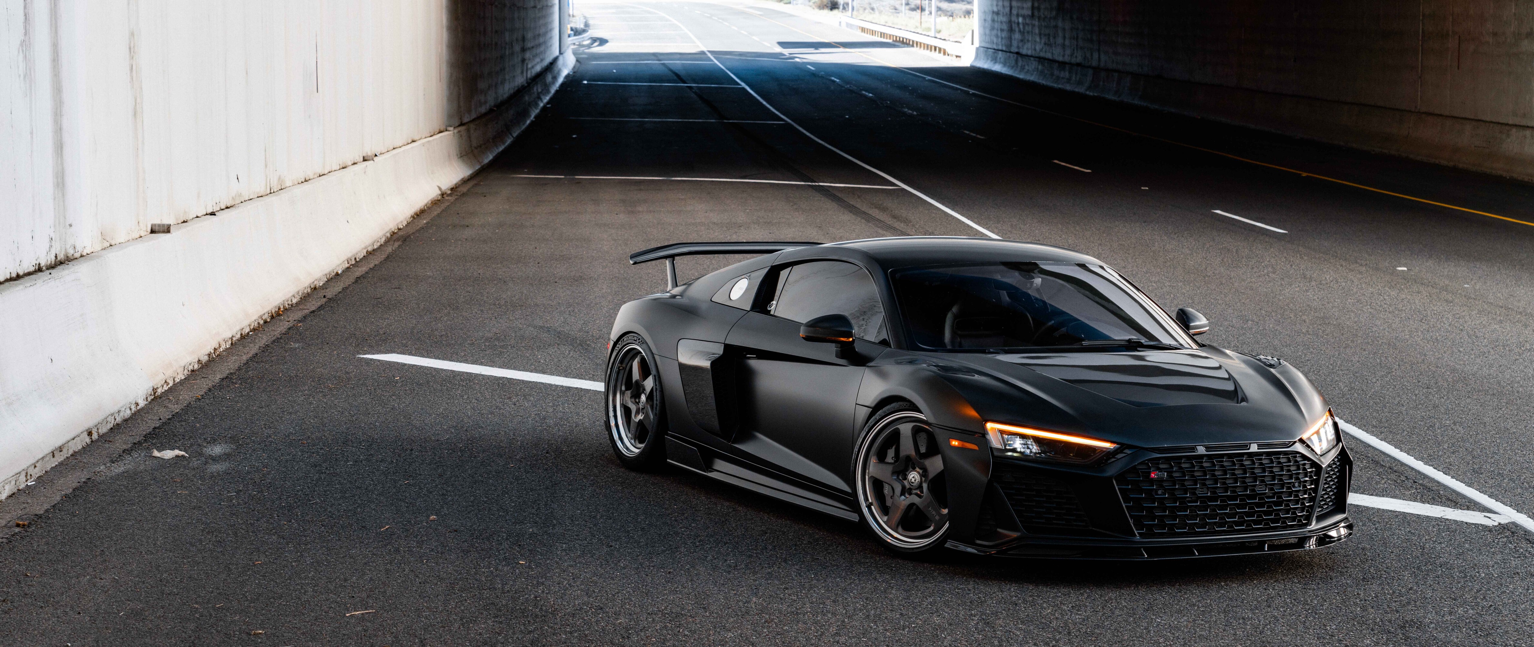 Uma imagem em close de um elegante e moderno carro de luxo da Audi, com uma carroçaria brilhante.