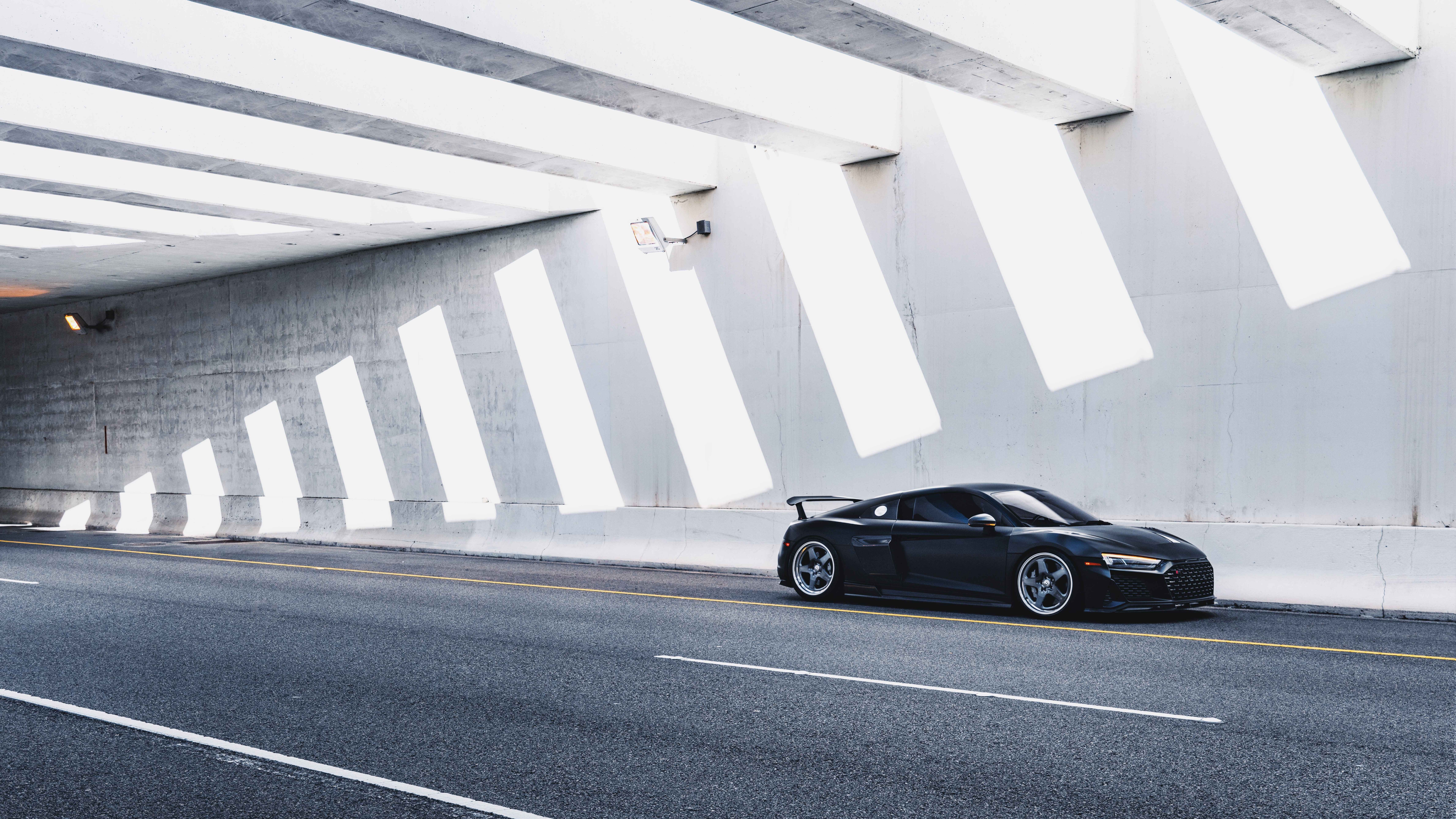Uma imagem em close de um elegante e moderno carro de luxo da Audi, que realça as suas linhas refinadas e o exterior impecável.