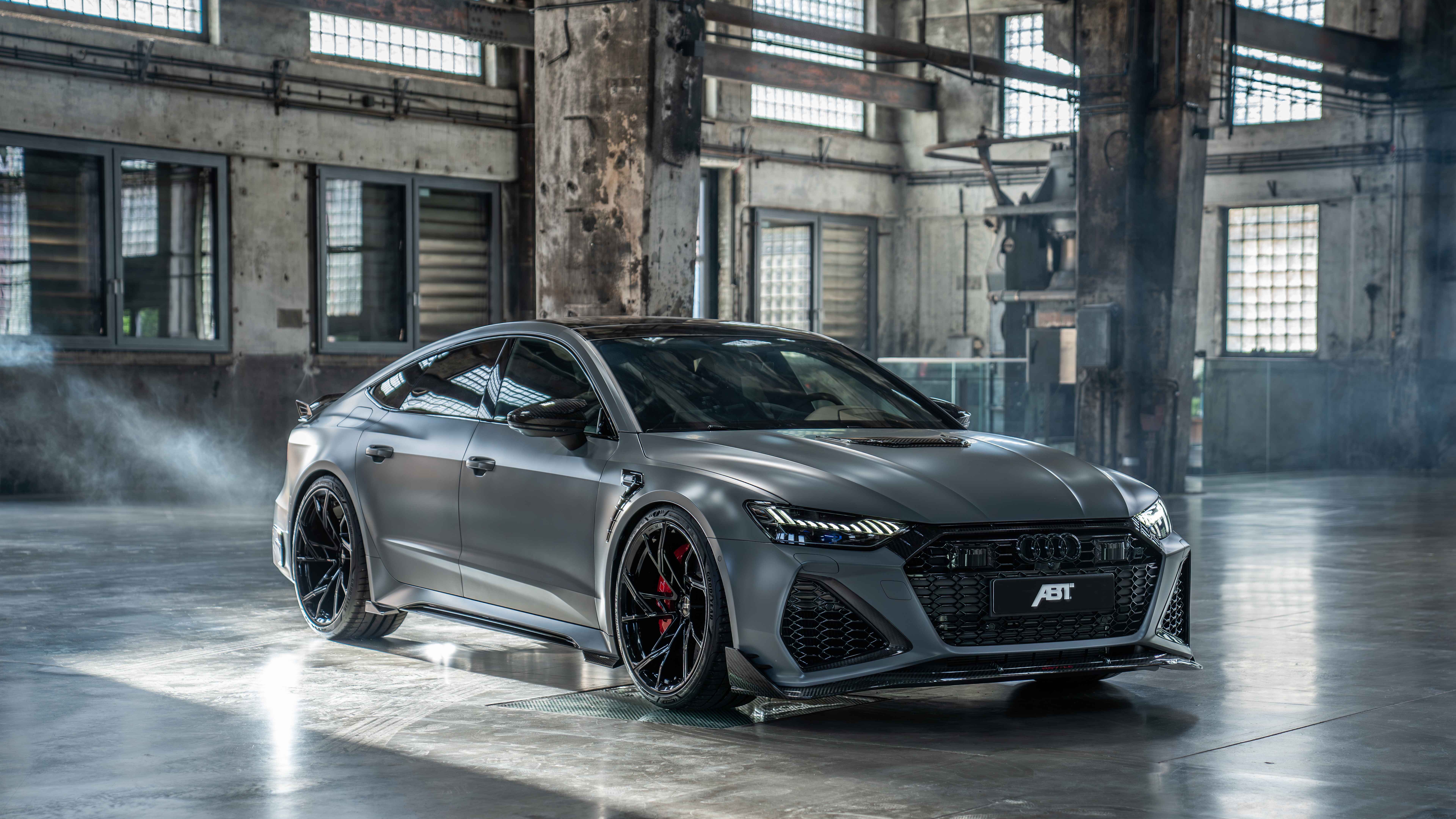 Um Audi RS7, um sedã de alto desempenho, com uma carroçaria elegante e metálica e um design agressivo na grelha frontal.