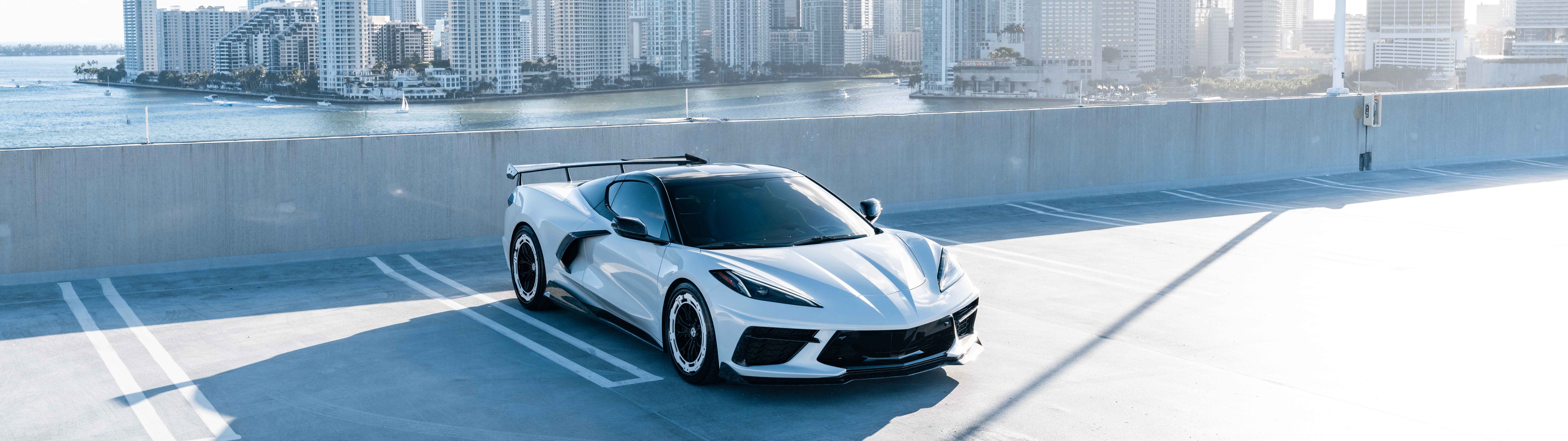 Um desportivo Chevrolet Corvette C8 de alto desempenho, com um design aerodinâmico moderno.