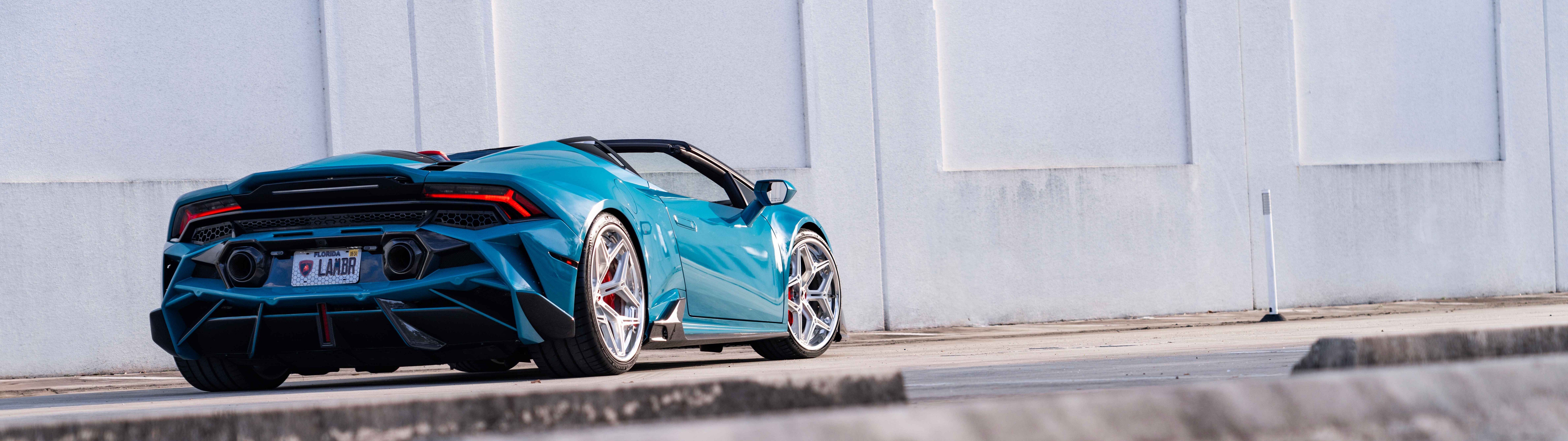 Uma imagem detalhada de um Lamborghini Huracan Evo, destacando o seu icónico design aerodinâmico e a elegante silhueta de um supercarro.