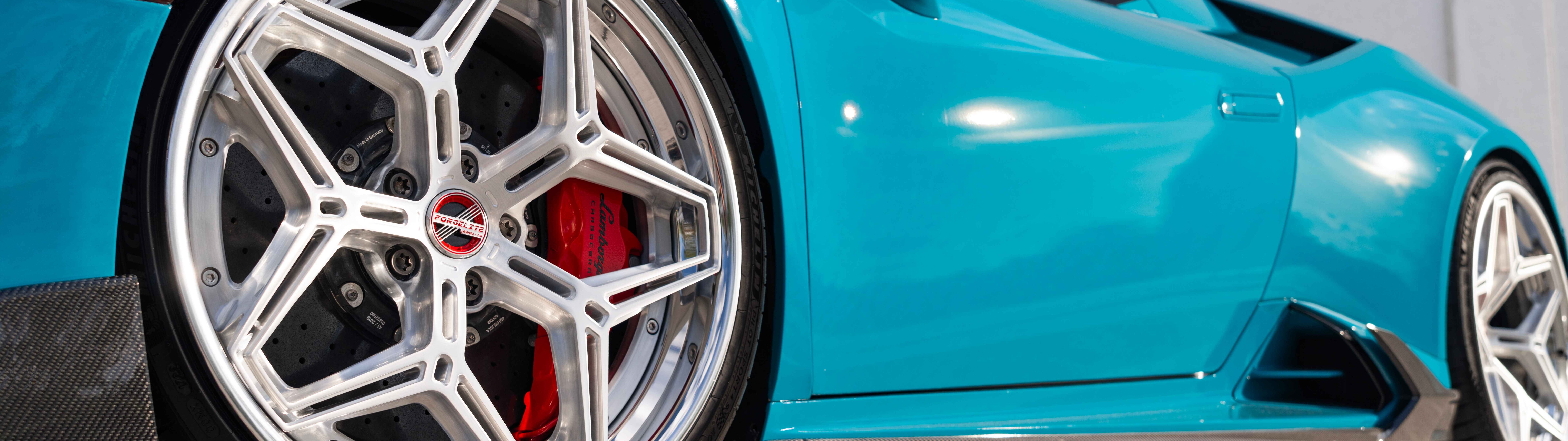 Uma imagem detalhada de um Lamborghini Huracan Evo, que destaca a sua carroçaria aerodinâmica e o design moderno de um supercarro.