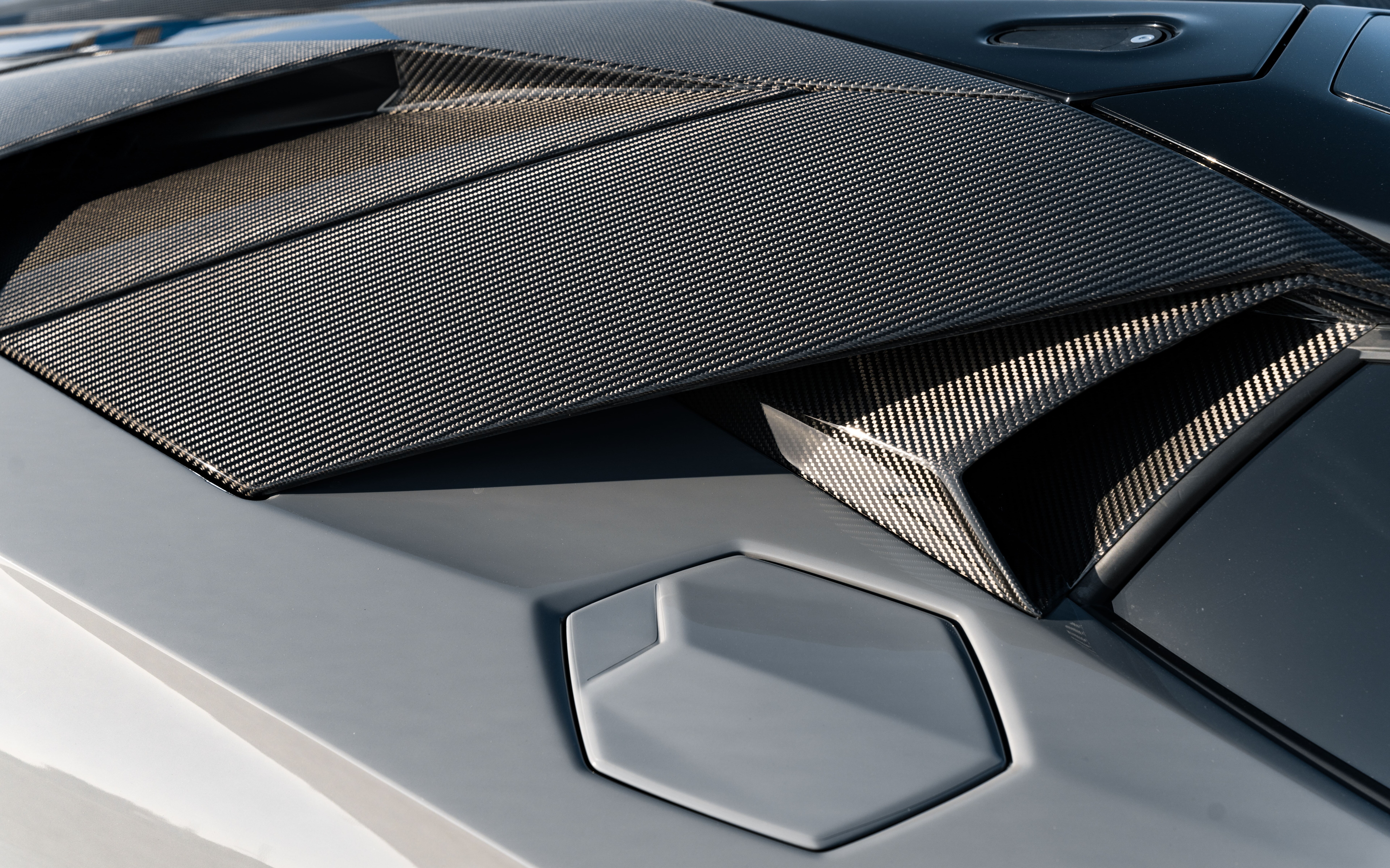 Um desportivo Lamborghini Huracán de alto desempenho, com linhas aerodinâmicas elegantes e uma presença imponente.