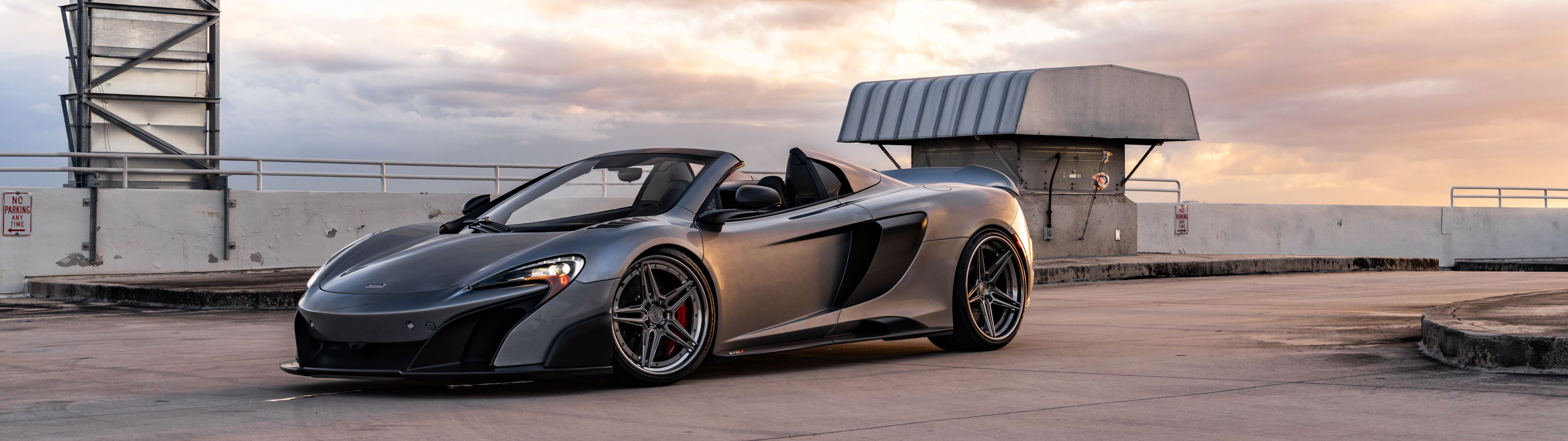 Um supercarro McLaren elegante e aerodinâmico, fotografado em alta resolução e com grande riqueza de detalhes.