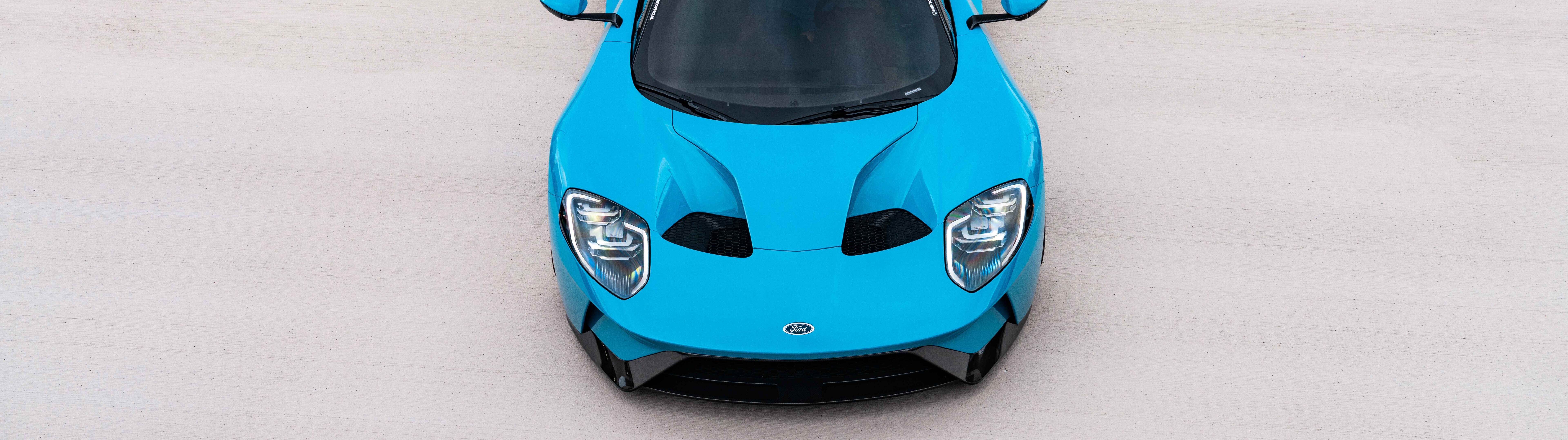Um supercarro Ford GT elegante e potente, com um design aerodinâmico e um acabamento sofisticado.