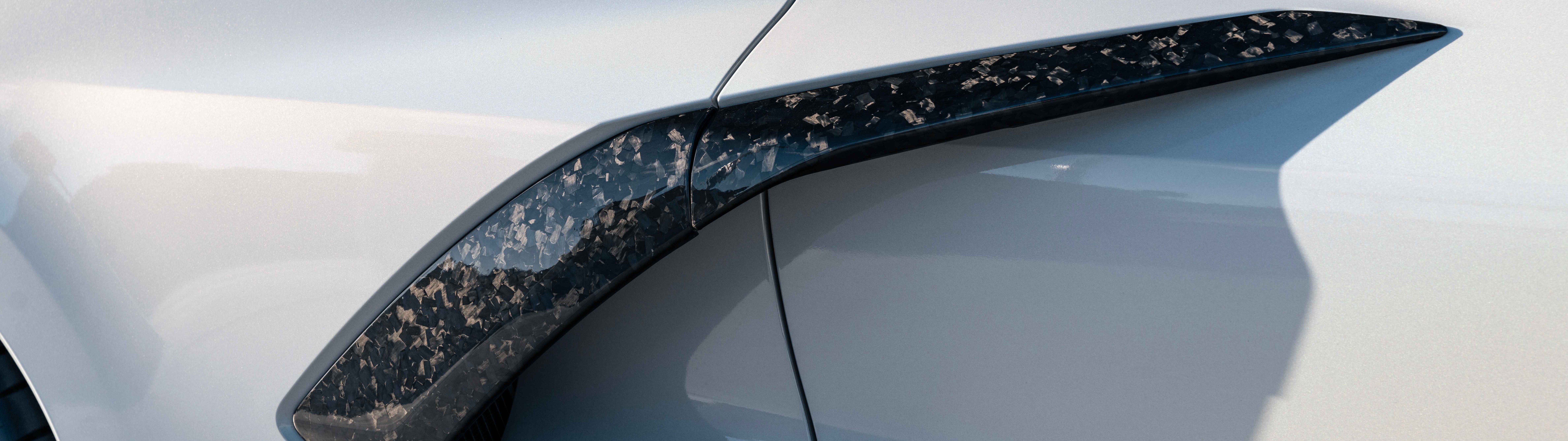 Um elegante e potente carro esportivo Chevrolet Corvette C8, que exibe o seu design aerodinâmico.