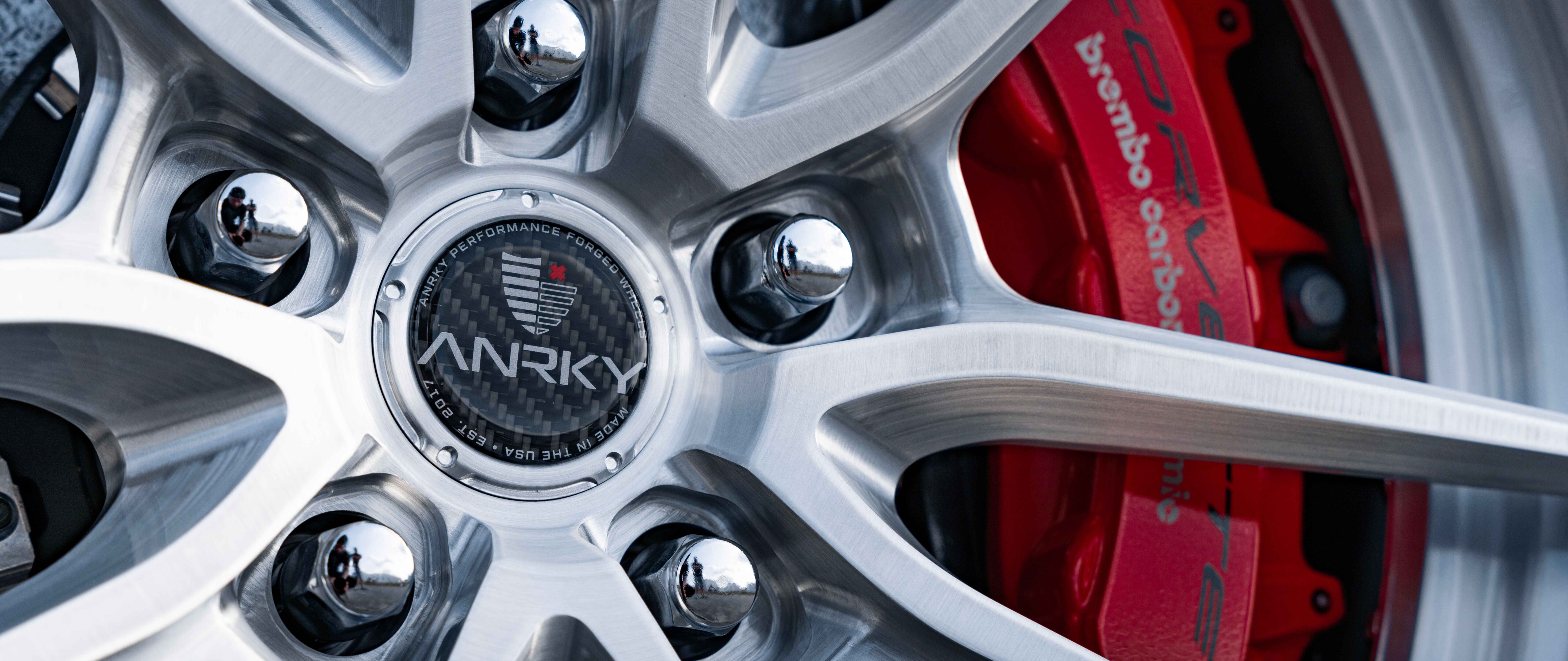 Um elegante e potente carro esportivo Chevrolet Corvette C8, com linhas aerodinâmicas modernas.