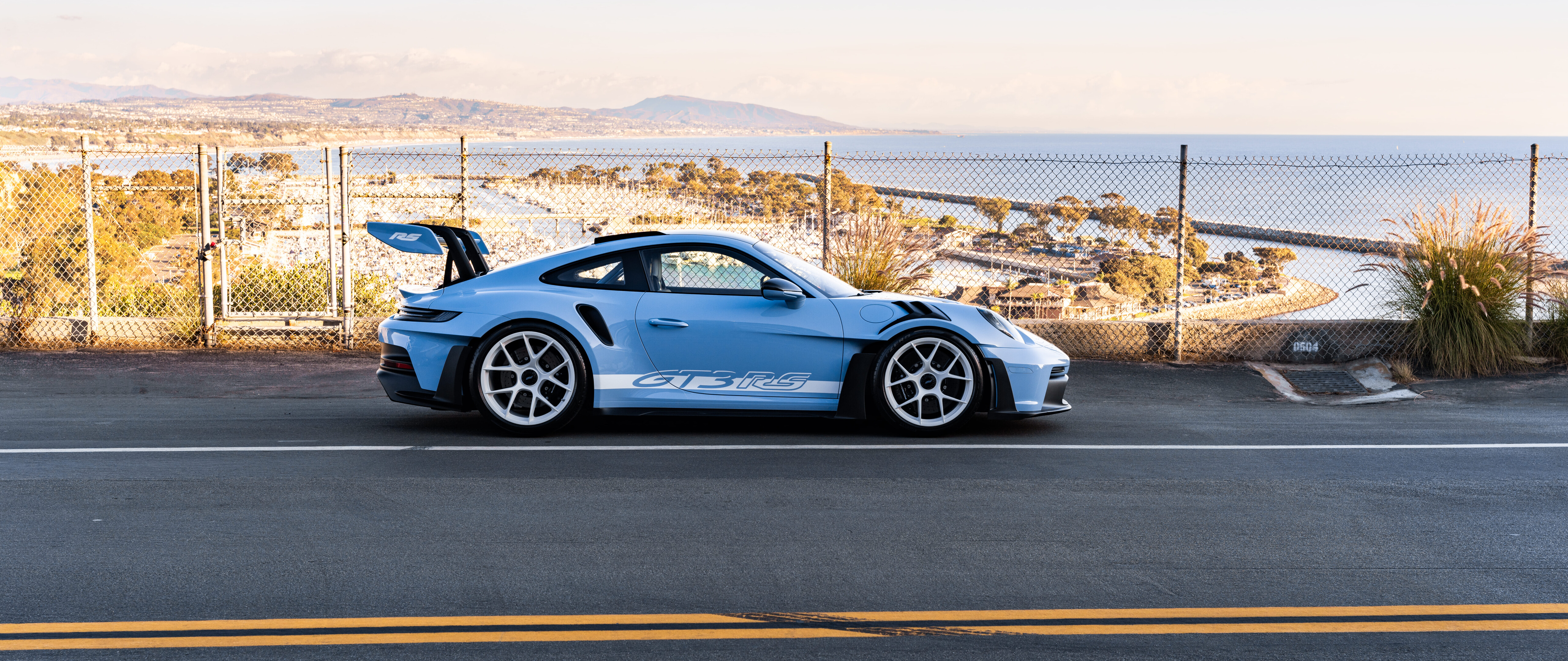 Um elegante e sofisticado carro esportivo Porsche, com um design aerodinâmico moderno.