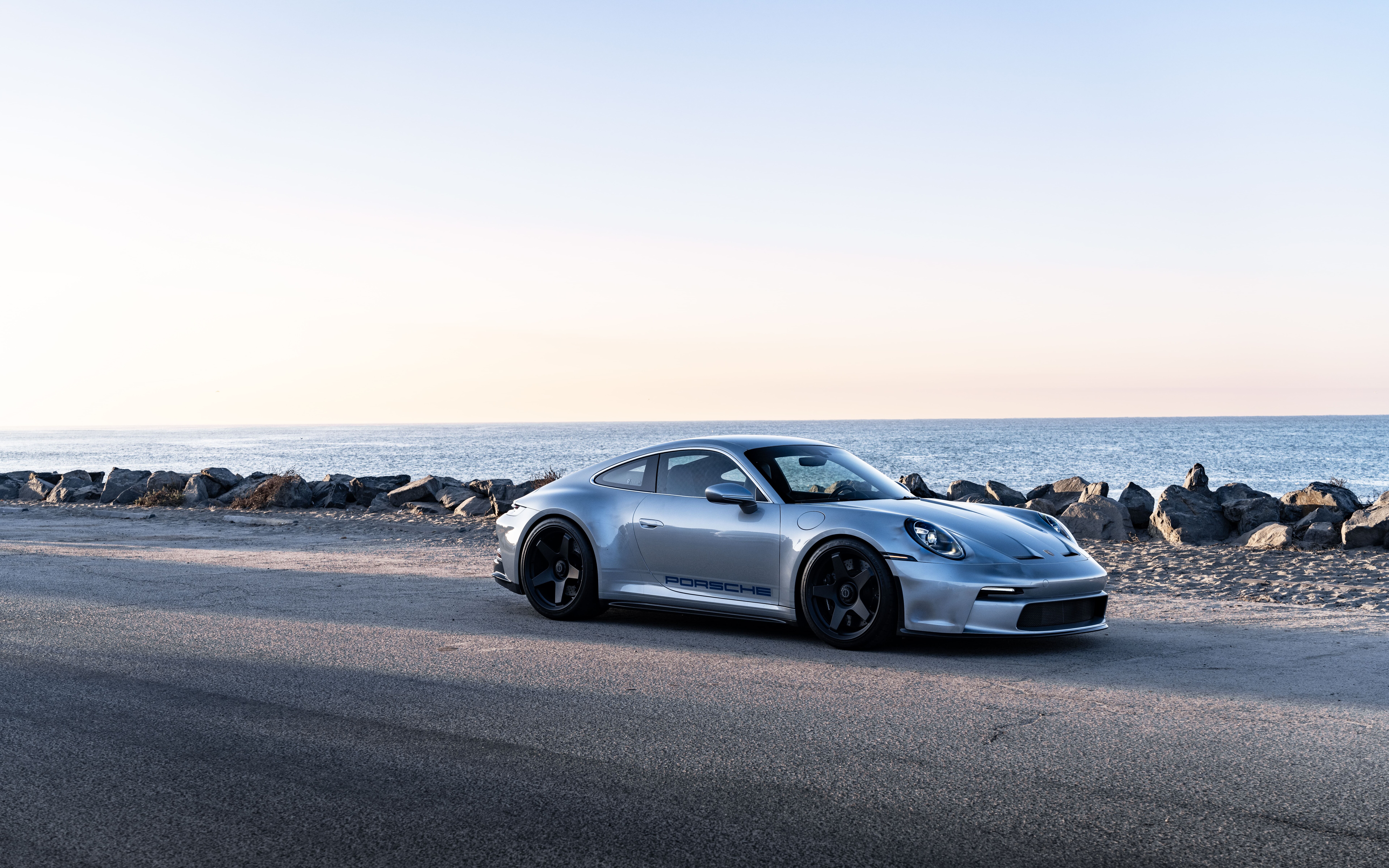 Uma fotografia em alta resolução, tirada de perto, de um carro esportivo Porsche GT3 RS.