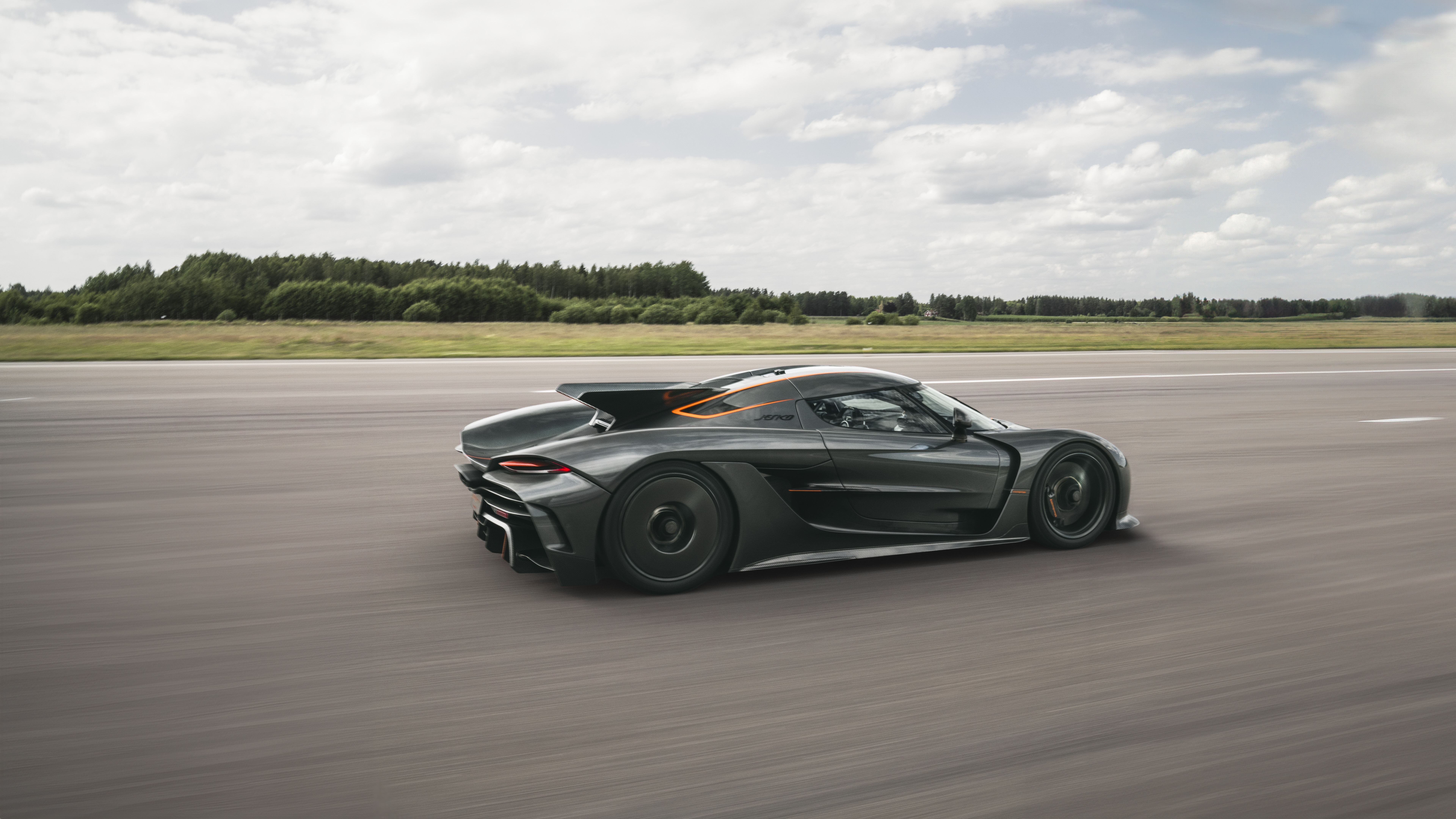 Um hiperdesportivo Koenigsegg Jesko Absolut de alto desempenho, com uma carroçaria aerodinâmica e elegante.