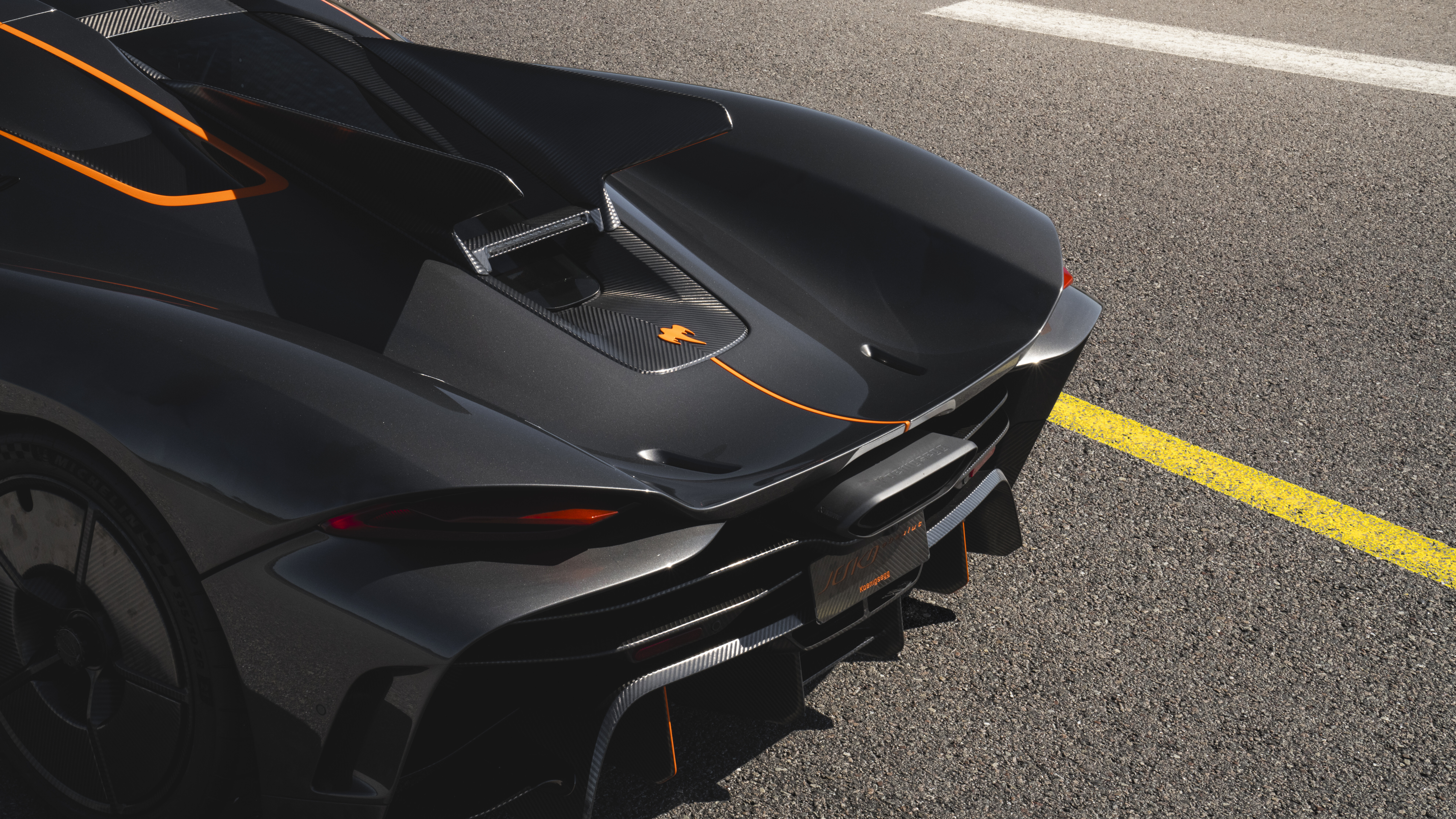 Um hiperdesportivo Koenigsegg Jesko Absolut elegante e aerodinâmico, num ambiente que realça o seu desempenho.