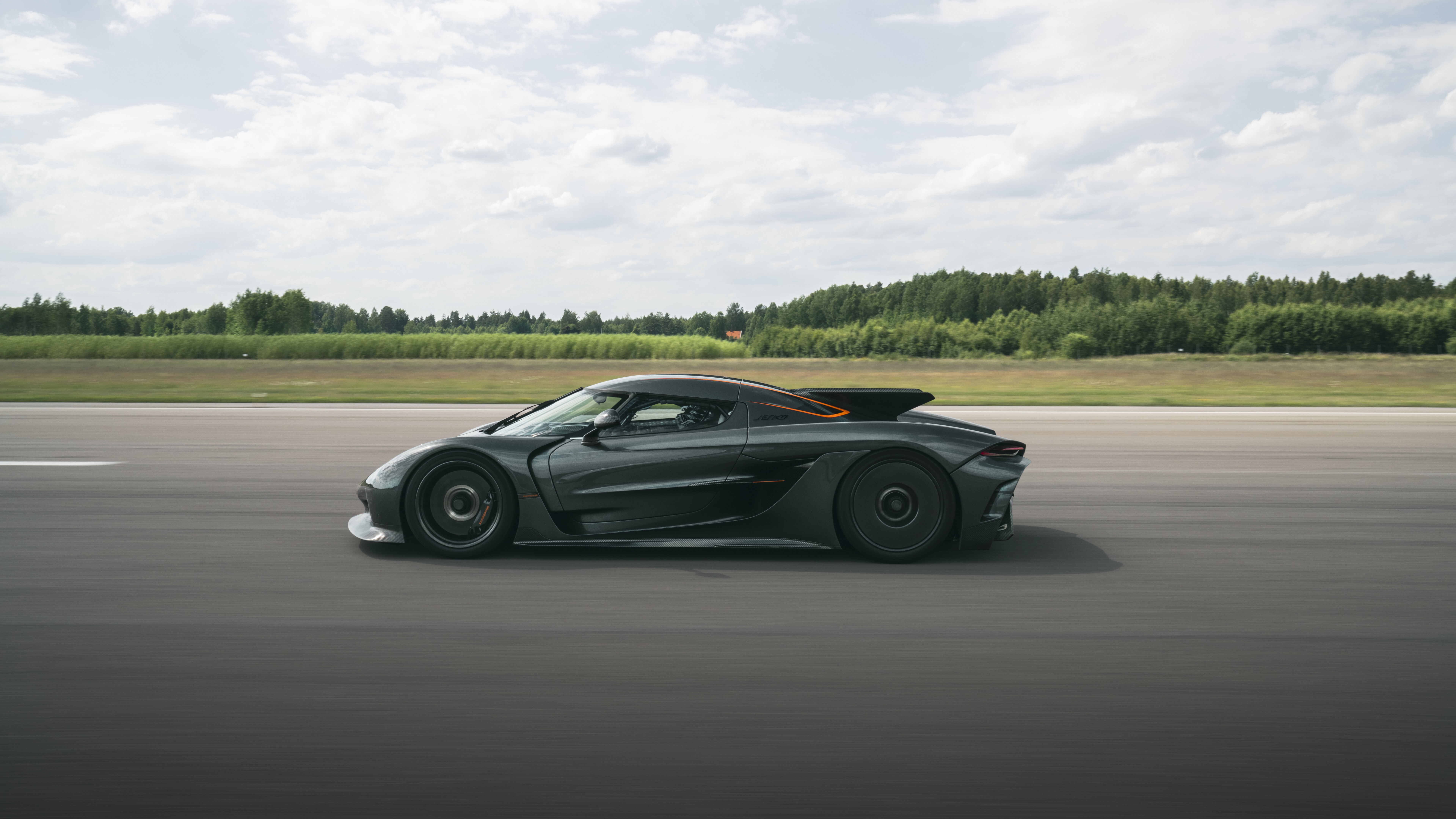 Um elegante e aerodinâmico hipercarro Koenigsegg Jesko Absolut, apresentado em uma imagem com alto nível de detalhes.