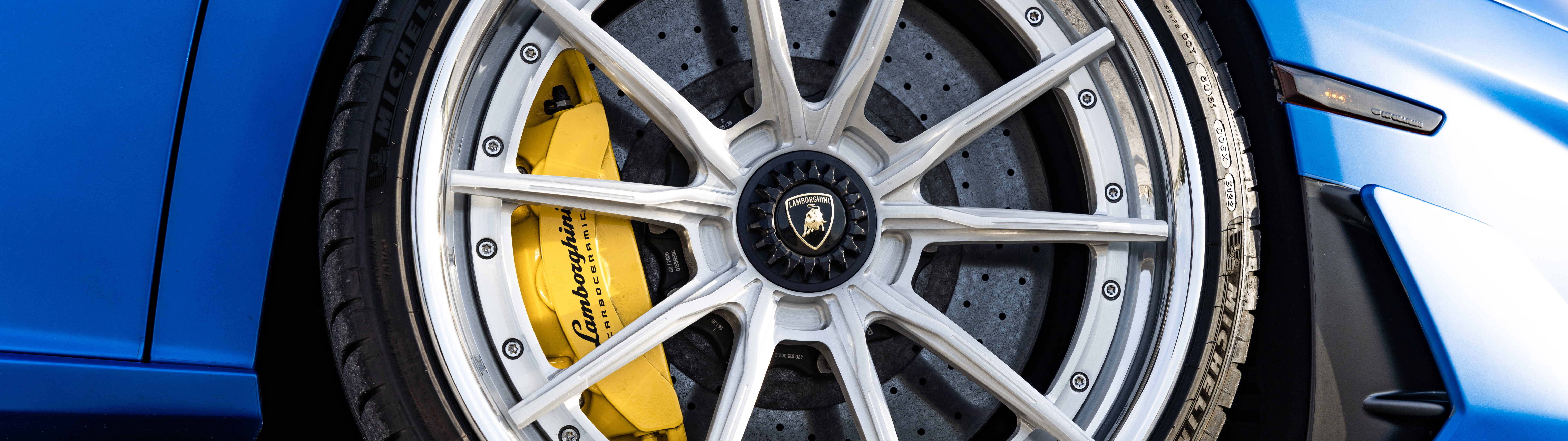 Um supercarro Lamborghini Aventador SVJ de alto desempenho, com linhas elegantes e aerodinâmica agressiva.