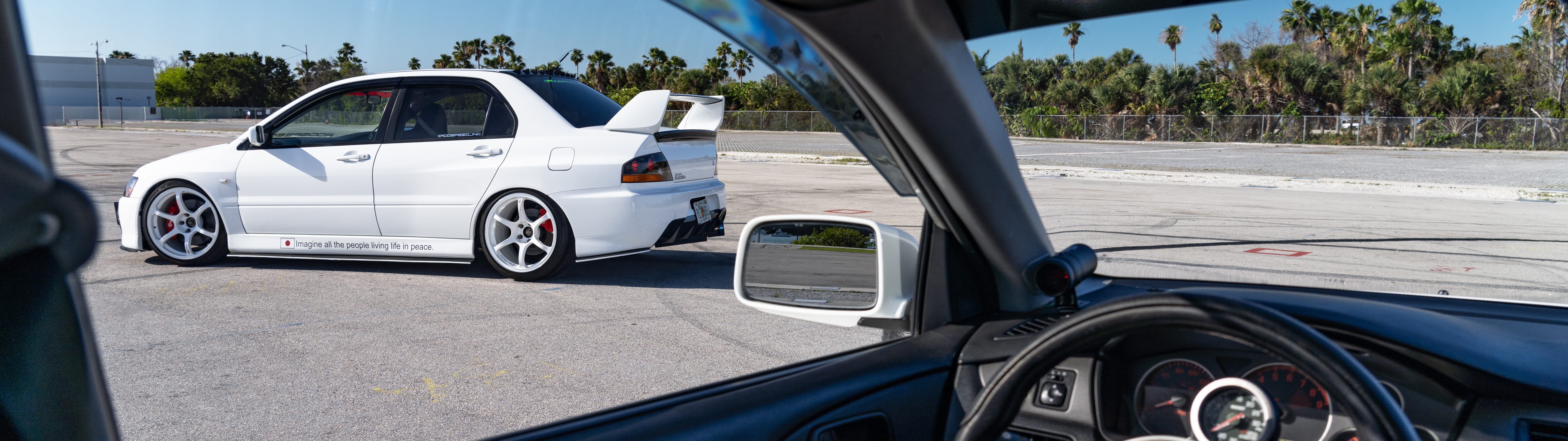 Uma imagem detalhada de um carro desportivo Mitsubishi Lancer Evolution IX.