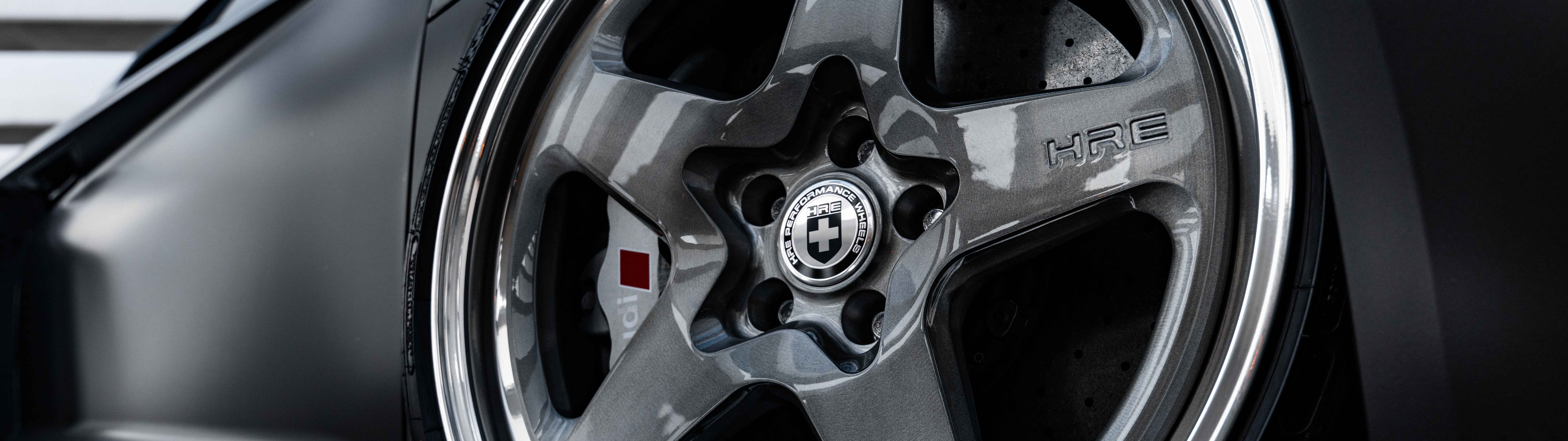 Uma fotografia profissional, em close-up, de um elegante Audi, um carro de luxo, com um acabamento metálico brilhante.