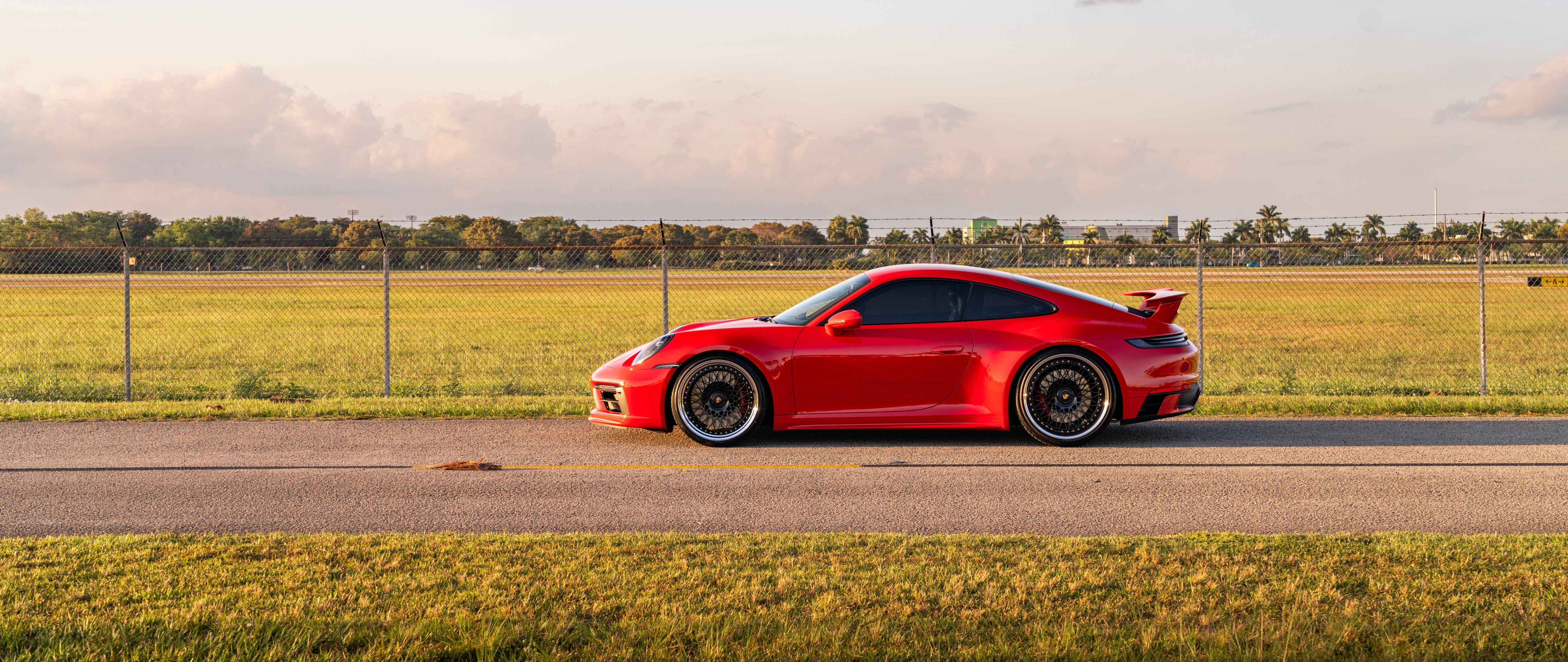 Uma imagem detalhada de um elegante e potente Porsche 992 GTS, que realça o seu design aerodinâmico moderno.