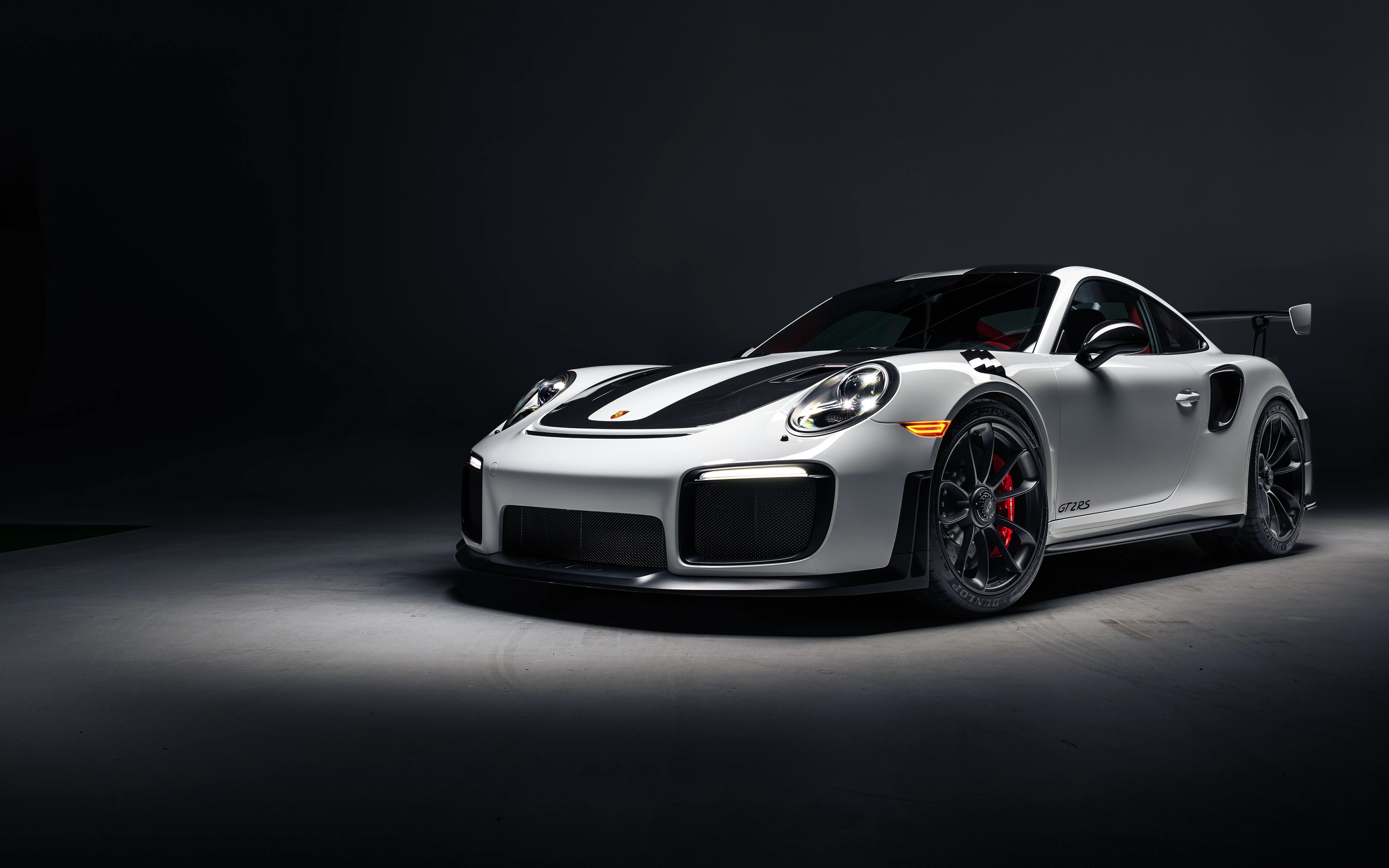 Um Porsche 911 GT2 RS Weissach de alto desempenho, um carro desportivo com um design aerodinâmico e agressivo.