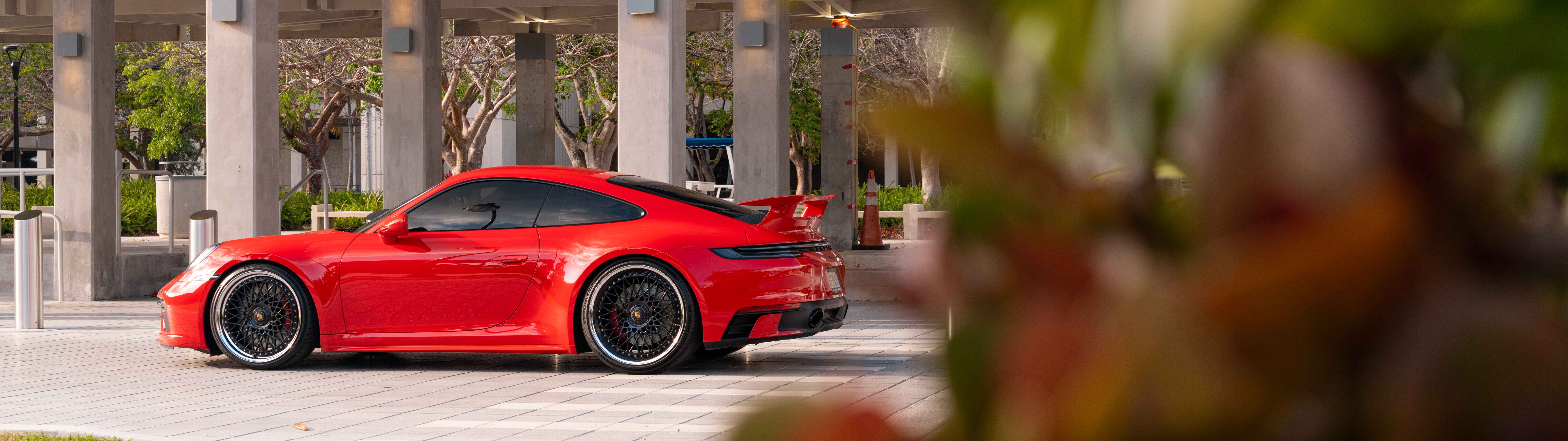 Um elegante e moderno Porsche 992 GTS, um carro desportivo com um design aerodinâmico e um estilo arrojado.