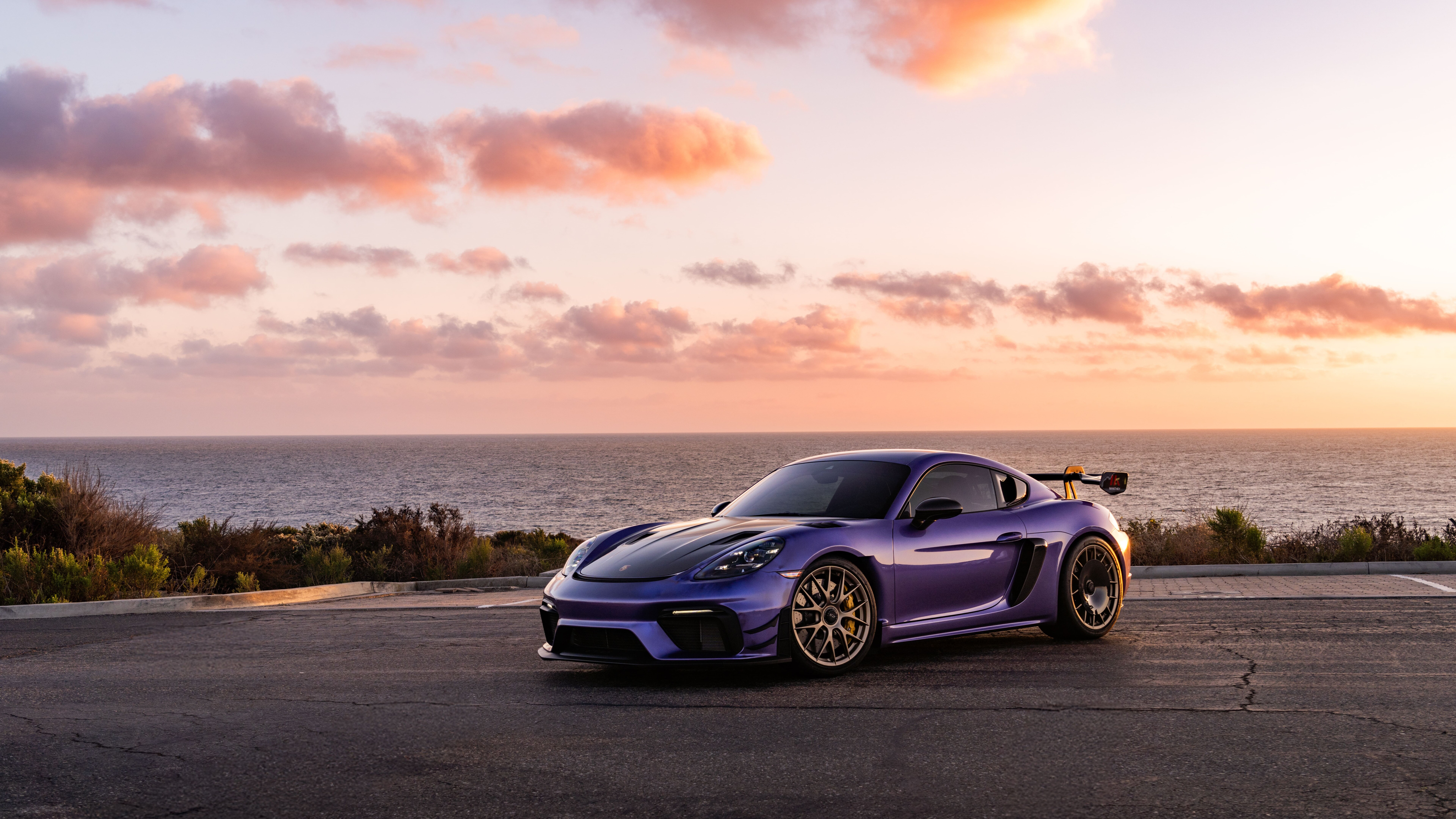 Um carro esportivo Porsche GT3 RS de alto desempenho, retratado com grande riqueza de detalhes.