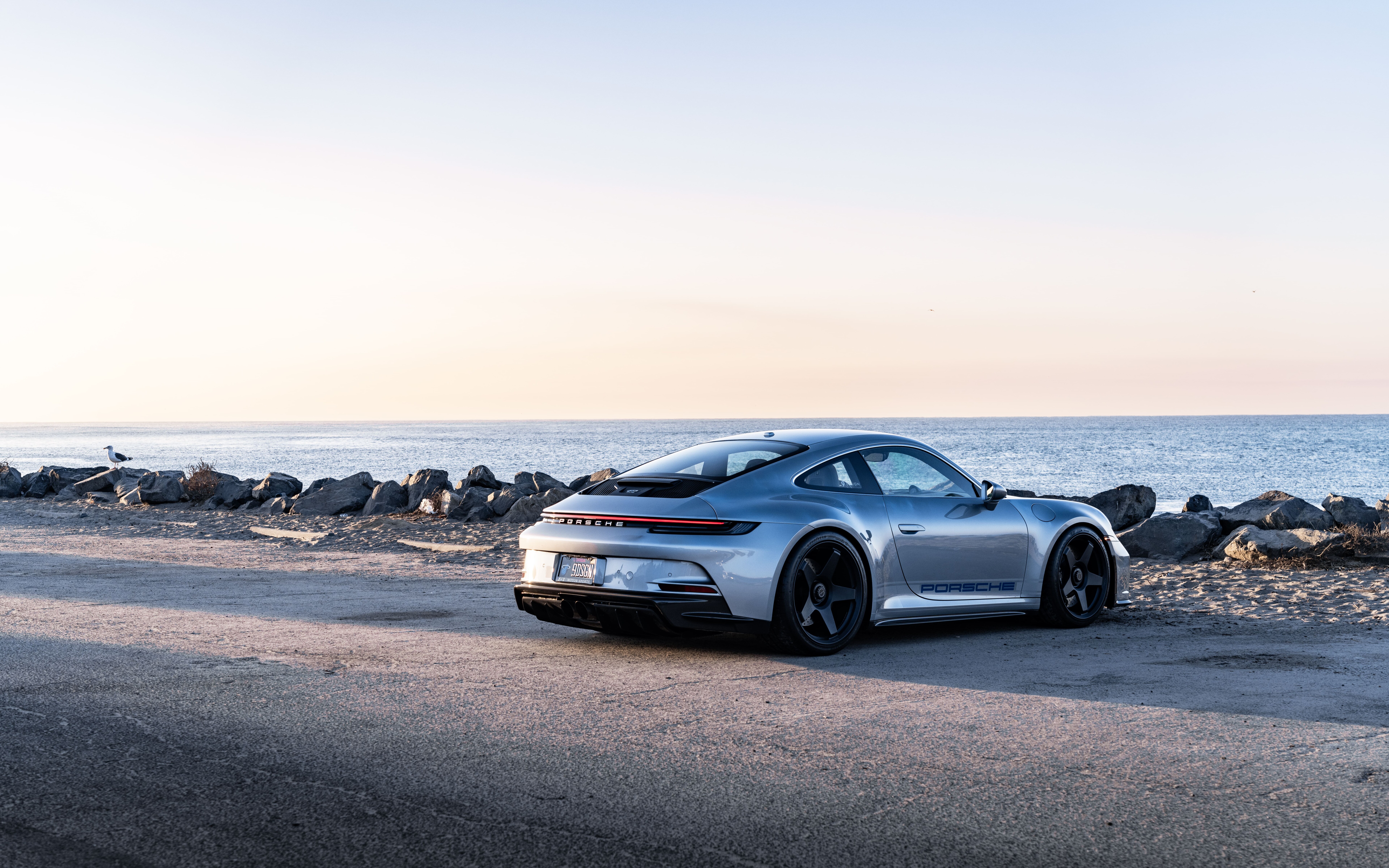 Um Porsche GT3 RS, um carro desportivo de alto desempenho com um design aerodinâmico.