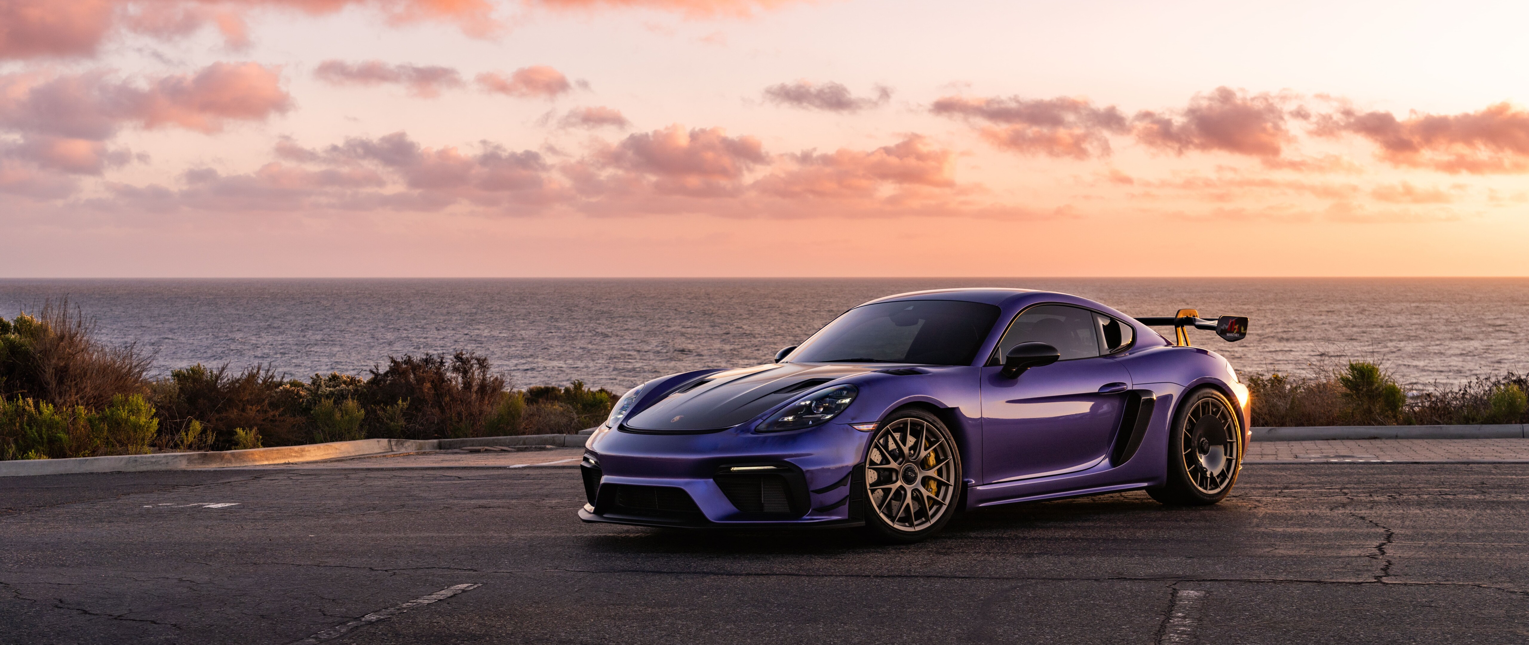 Um elegante e potente carro esportivo Porsche GT3 RS, com uma carroceria aerodinâmica e design arrojado.