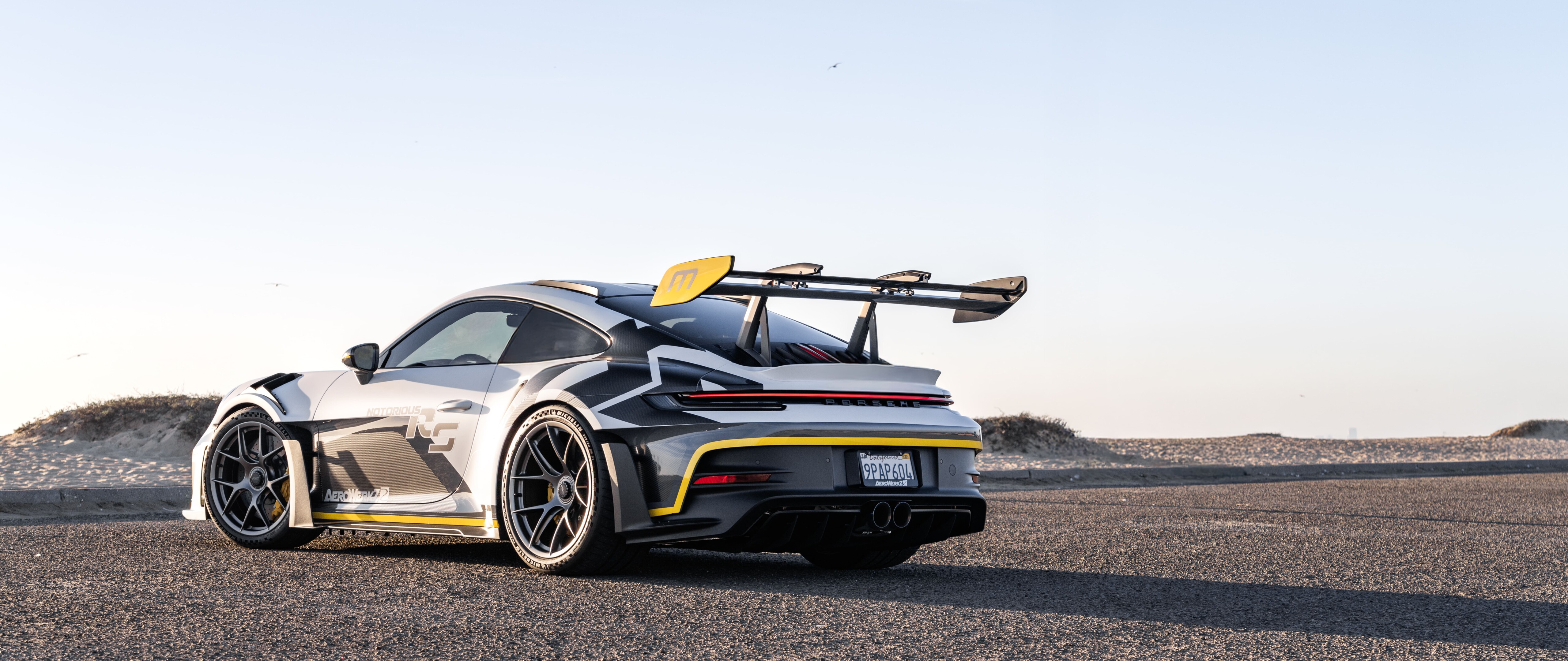 Um elegante e potente carro esportivo Porsche GT3 RS, equipado com elementos aerodinâmicos de alto desempenho.