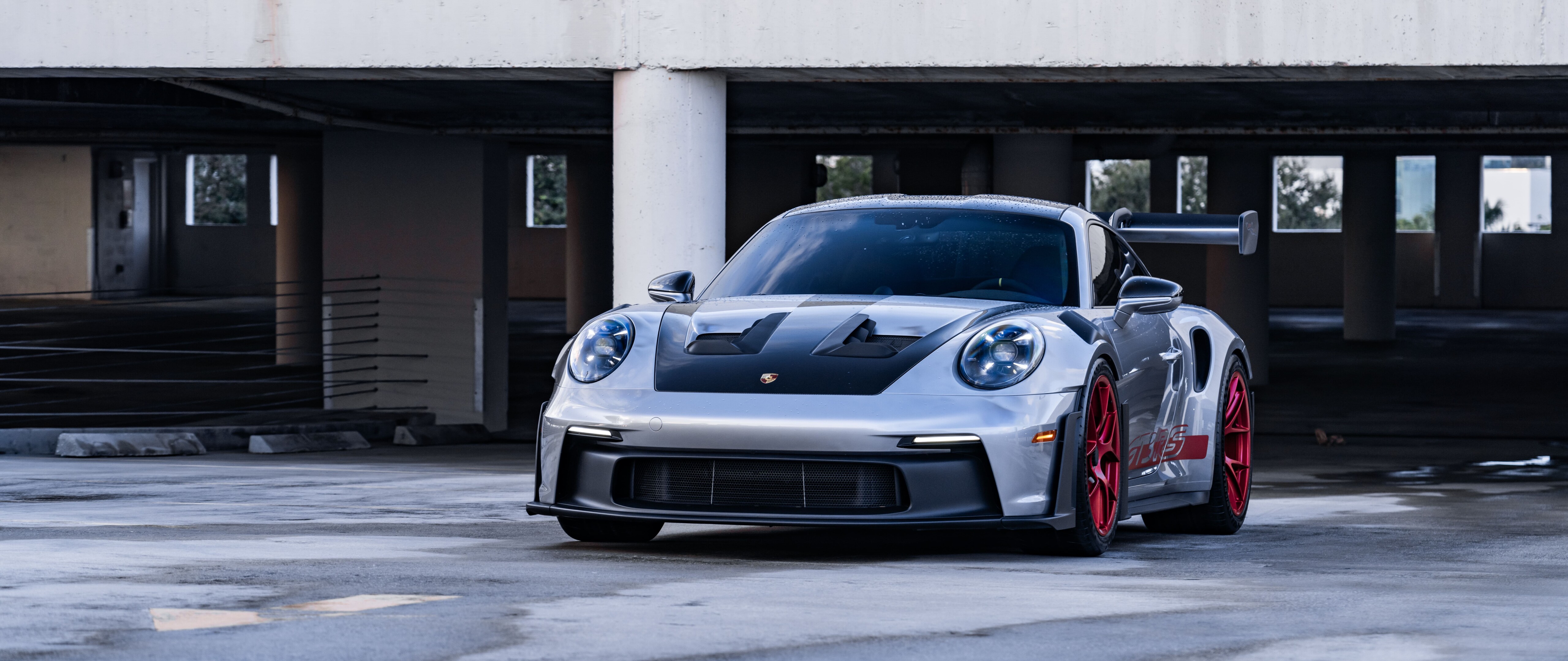 Um Porsche GT3 RS elegante e potente, que exibe as suas linhas aerodinâmicas e o seu design icónico.