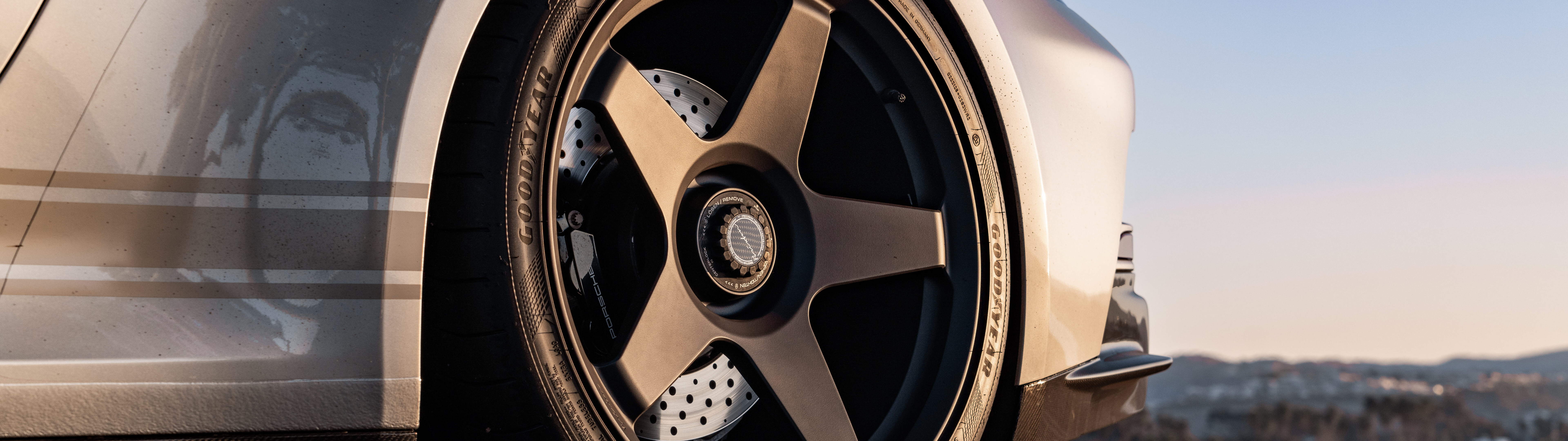 Um Porsche GT3 RS, um carro desportivo de alto desempenho, com um design aerodinâmico arrojado.