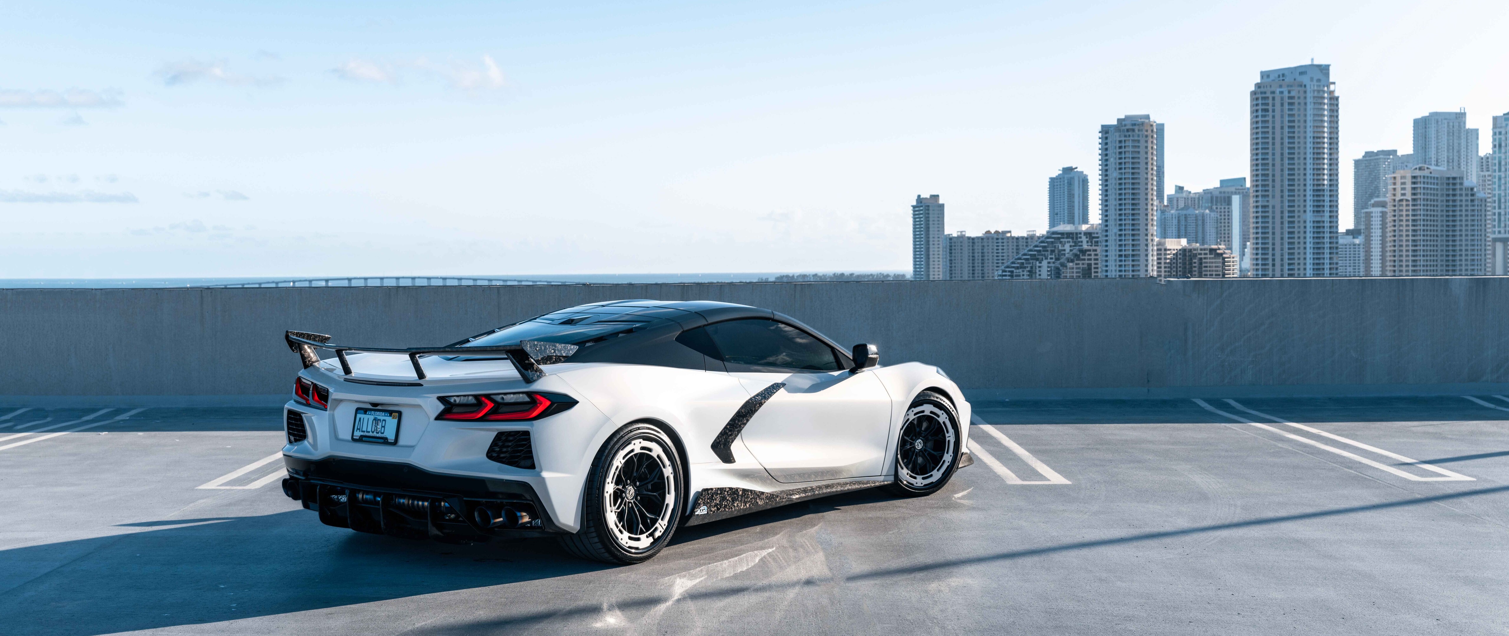 Uma imagem detalhada de um Chevrolet Corvette C8, um carro esportivo, que destaca a sua carroçaria aerodinâmica e o seu design moderno.