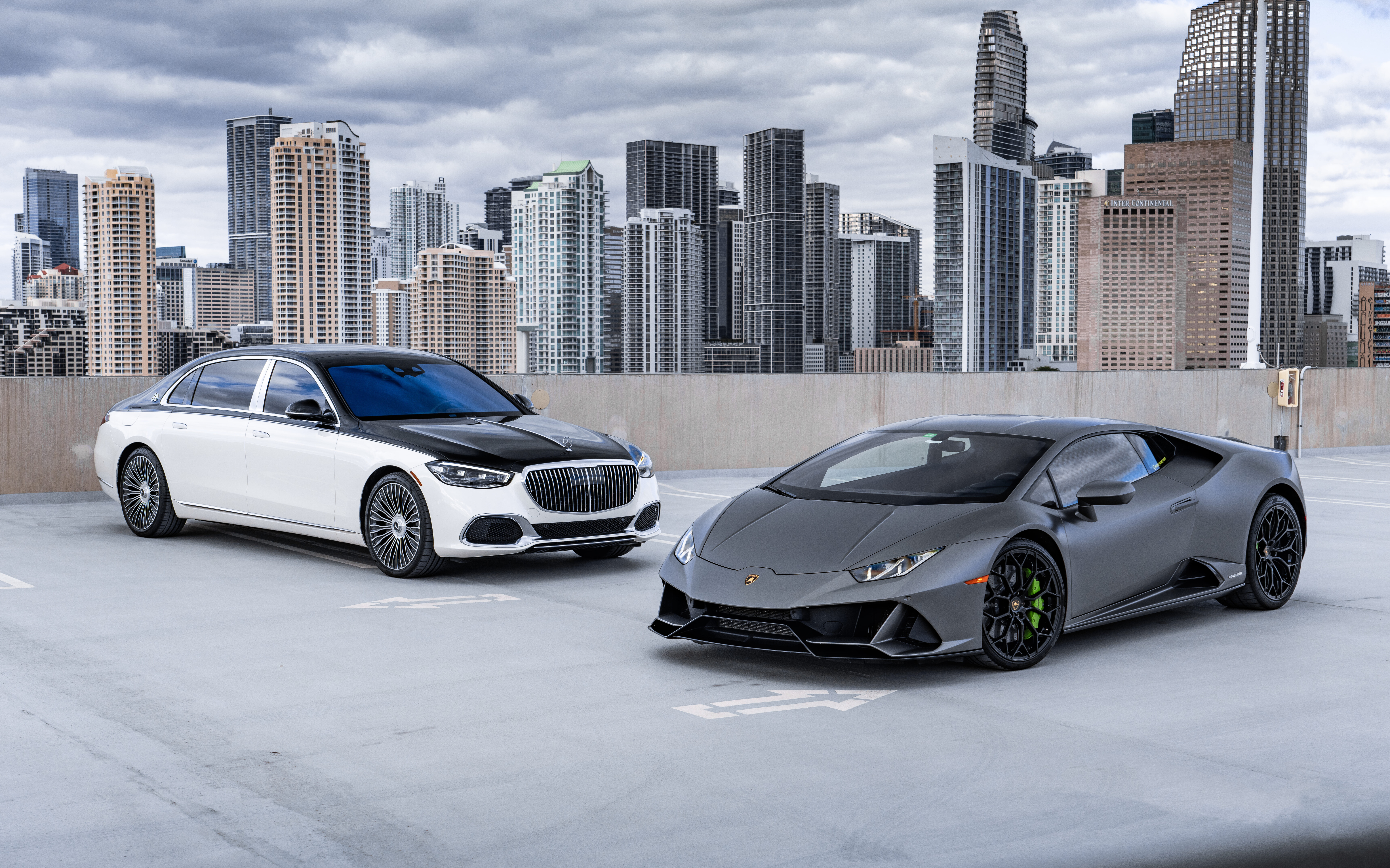 Uma imagem detalhada de um luxuoso supercarro Lamborghini Huracan, que realça a sua carroçaria aerodinâmica e o seu design elegante.