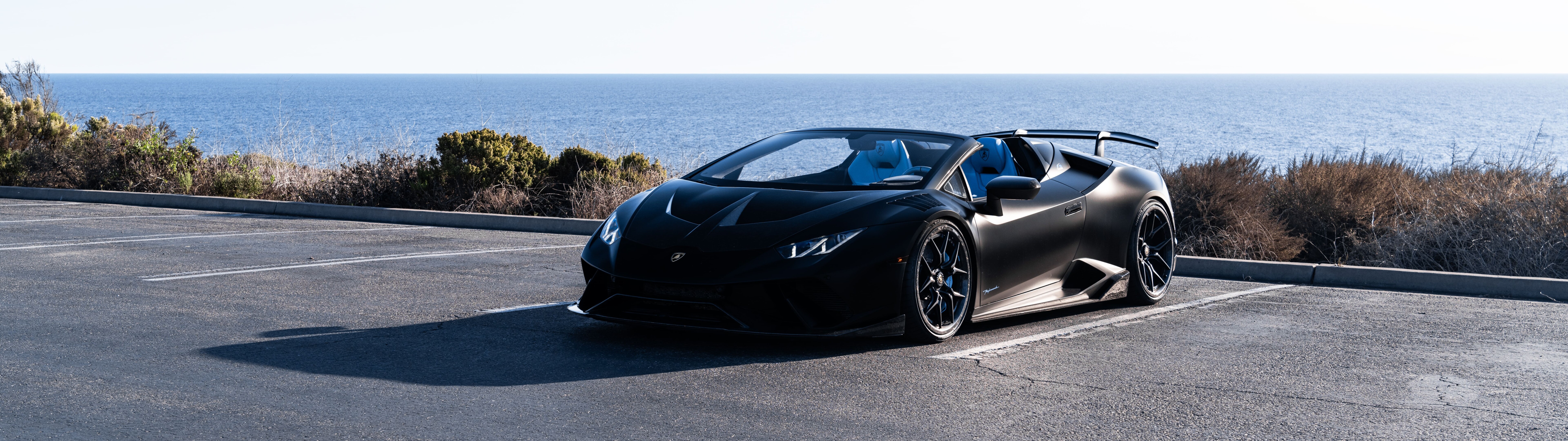 Um supercarro Lamborghini Huracán de alto desempenho, fotografado numa pose dinâmica.